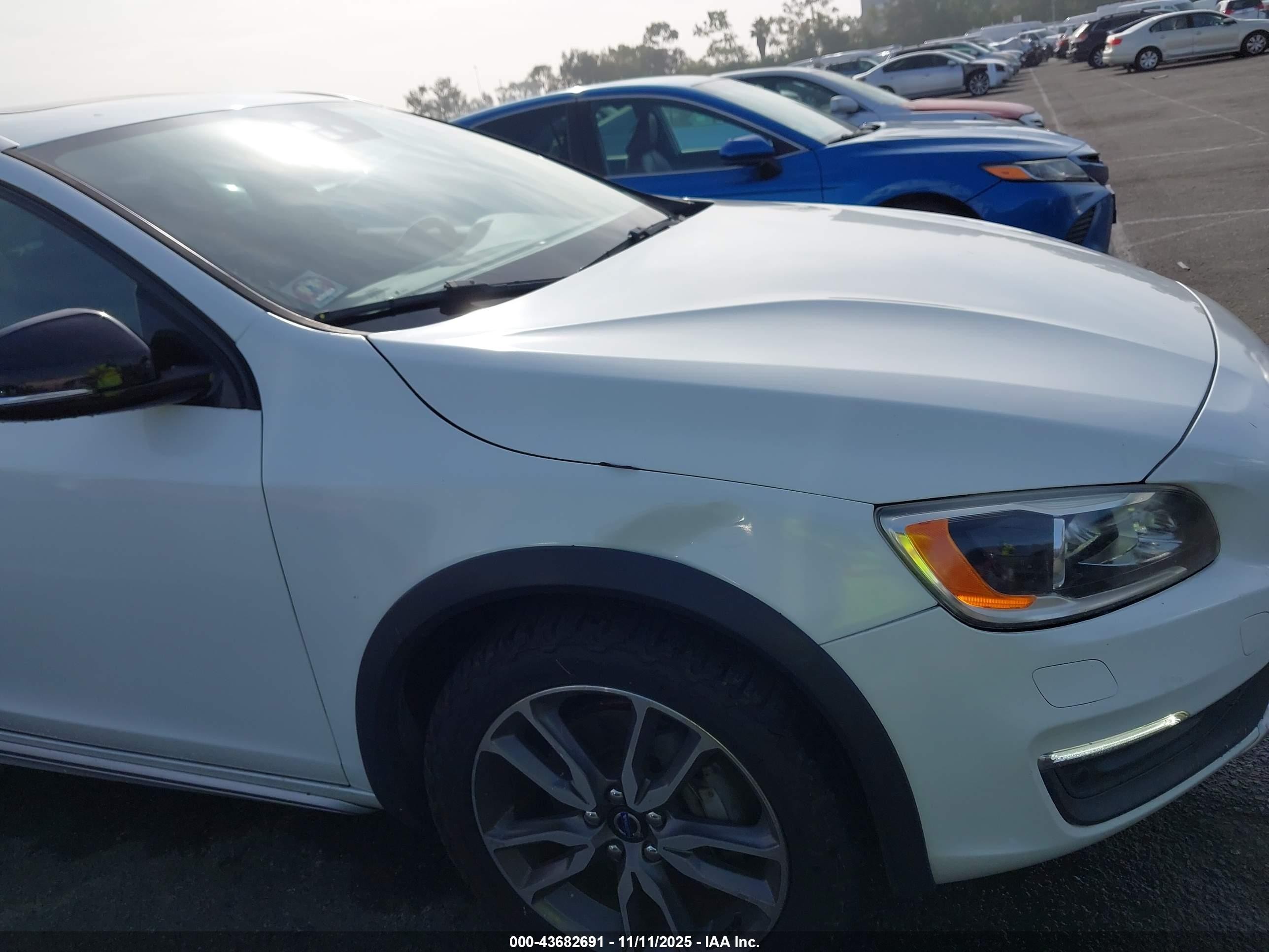 2015 Volvo V60 Cross Country T5 Platinum White vin: YV4612HMXF1001828