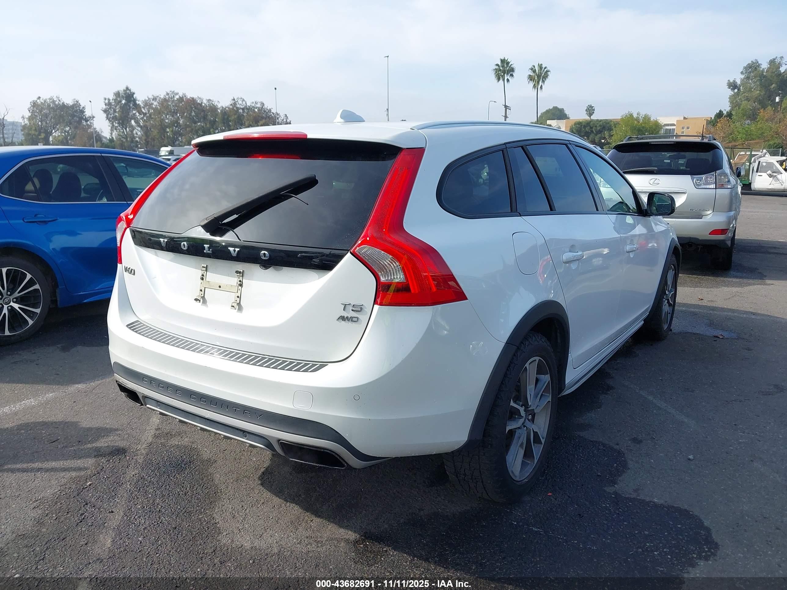 2015 Volvo V60 Cross Country T5 Platinum White vin: YV4612HMXF1001828