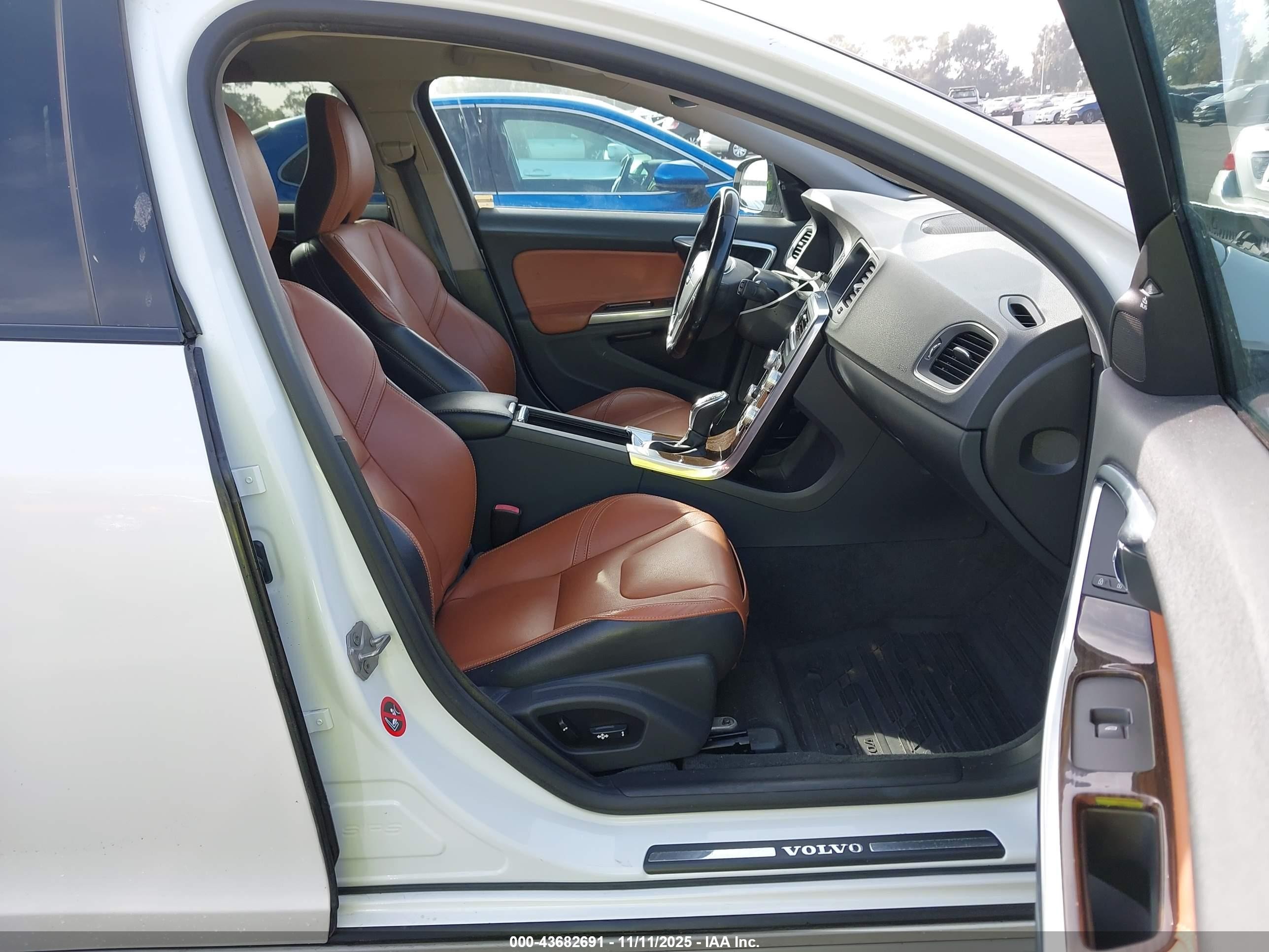 2015 Volvo V60 Cross Country T5 Platinum White vin: YV4612HMXF1001828