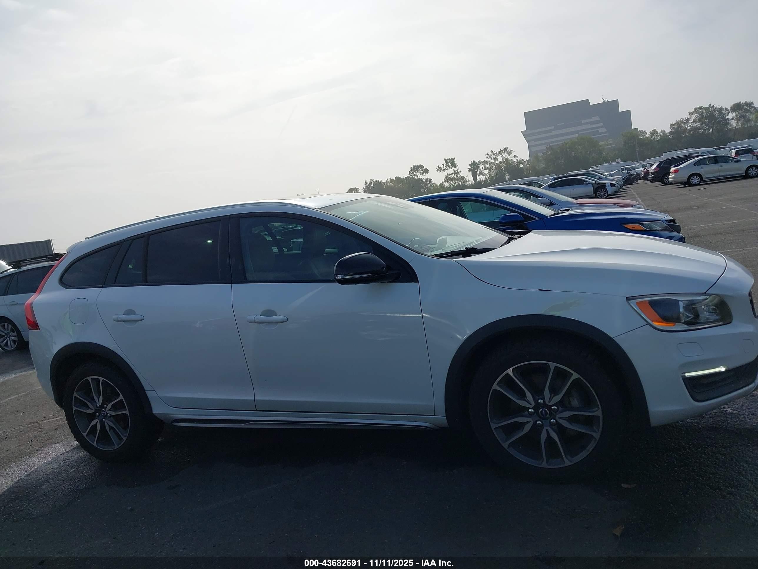 2015 Volvo V60 Cross Country T5 Platinum White vin: YV4612HMXF1001828
