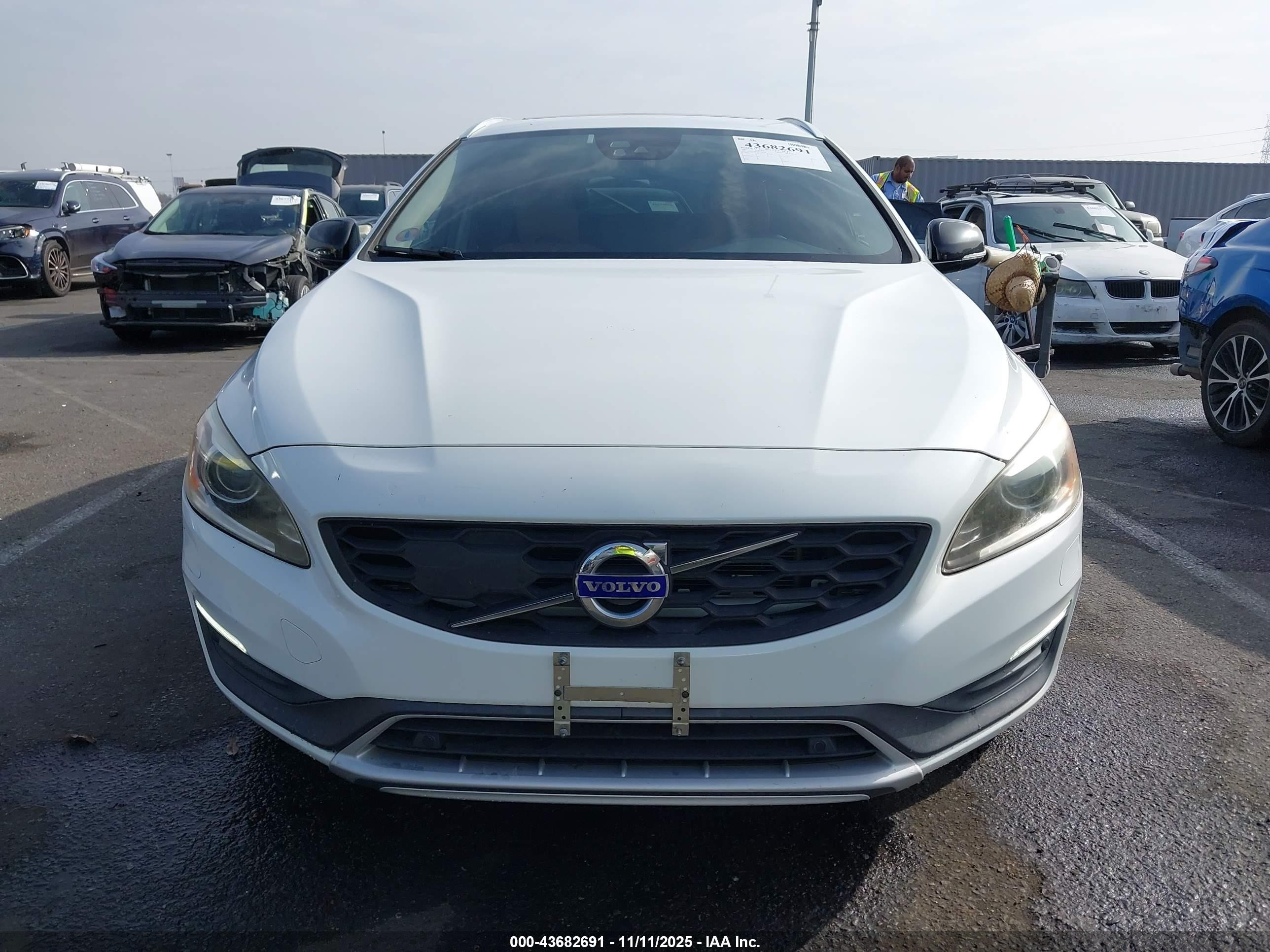 2015 Volvo V60 Cross Country T5 Platinum White vin: YV4612HMXF1001828