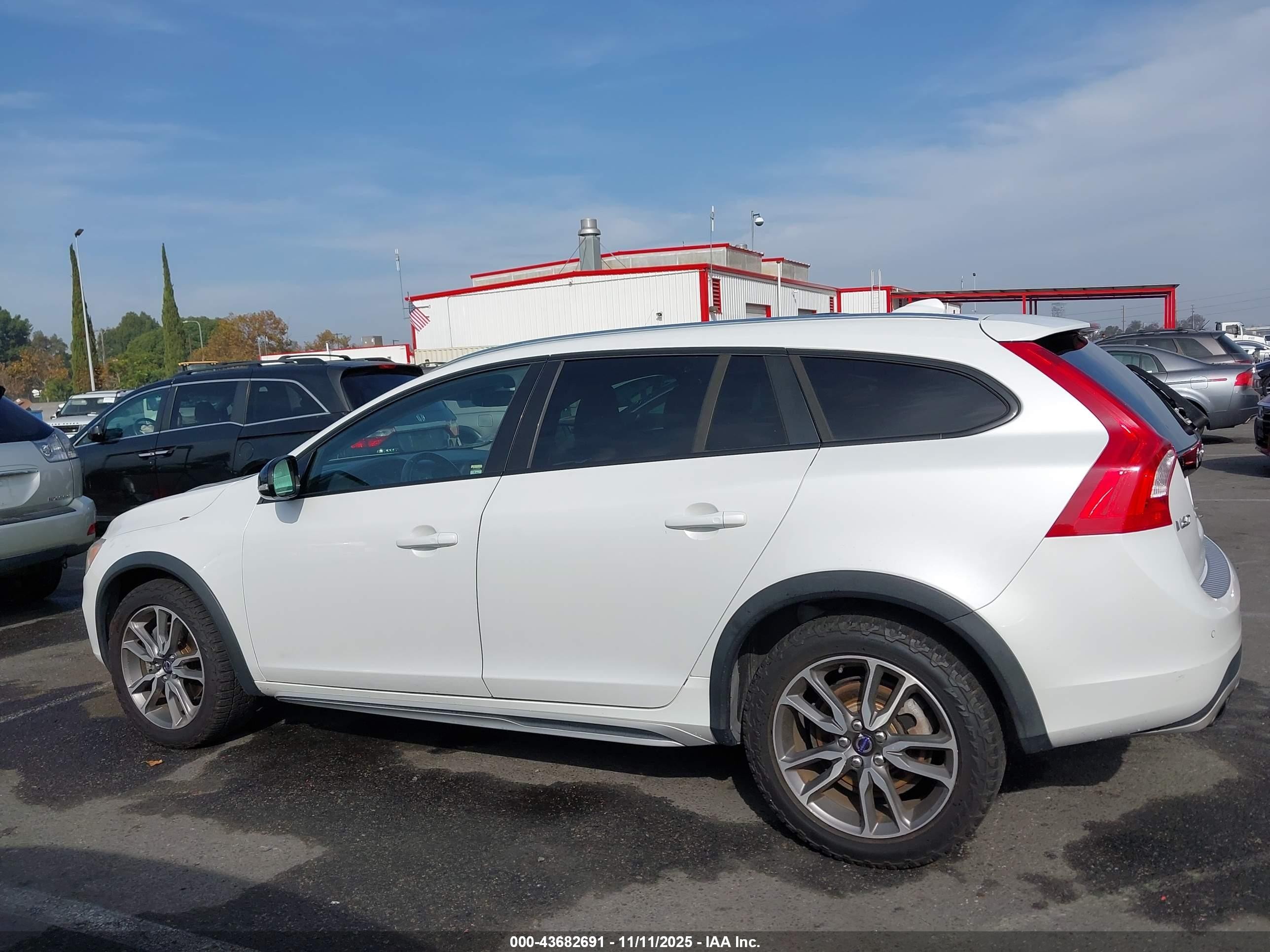 2015 Volvo V60 Cross Country T5 Platinum White vin: YV4612HMXF1001828