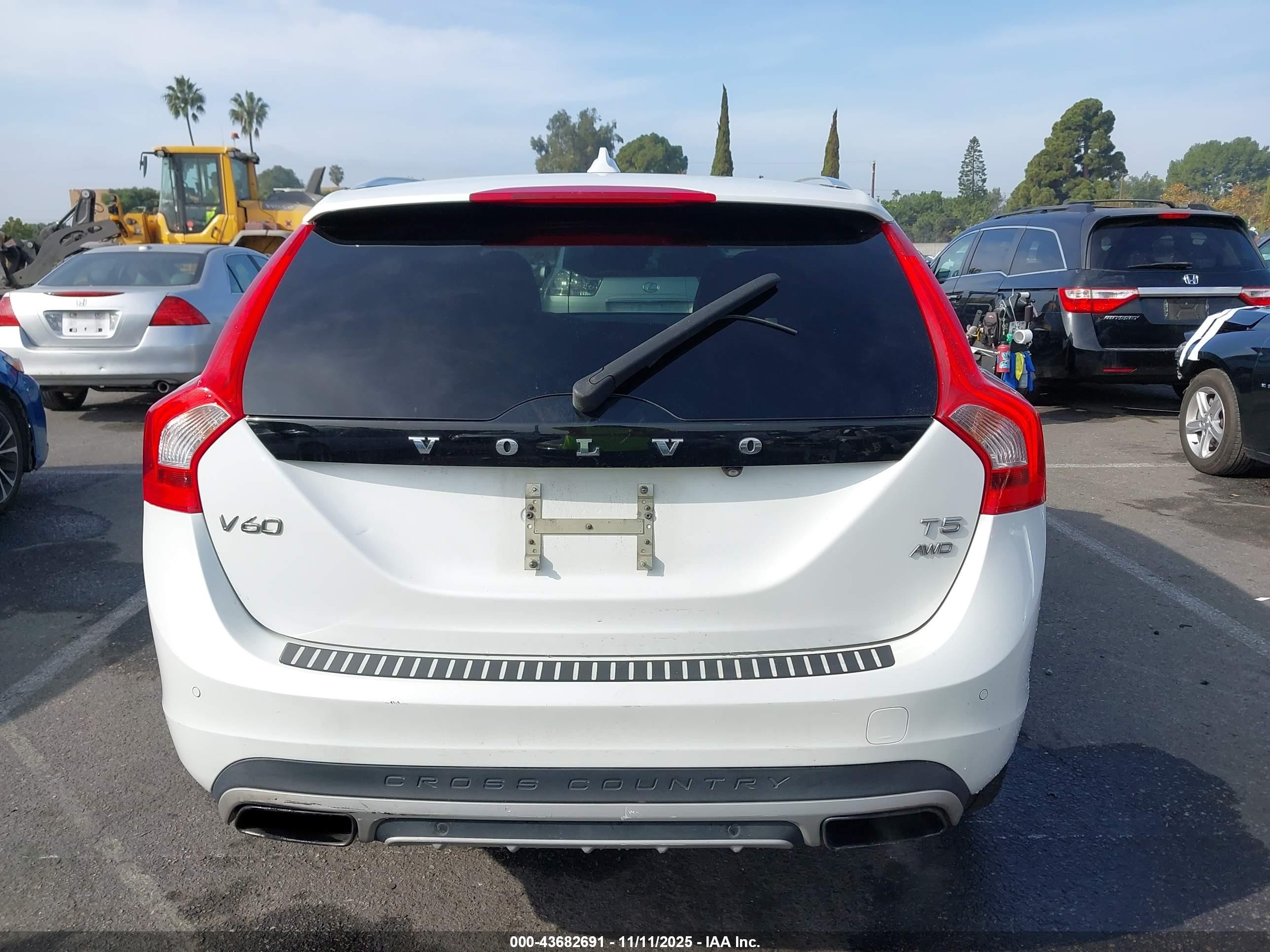 2015 Volvo V60 Cross Country T5 Platinum White vin: YV4612HMXF1001828
