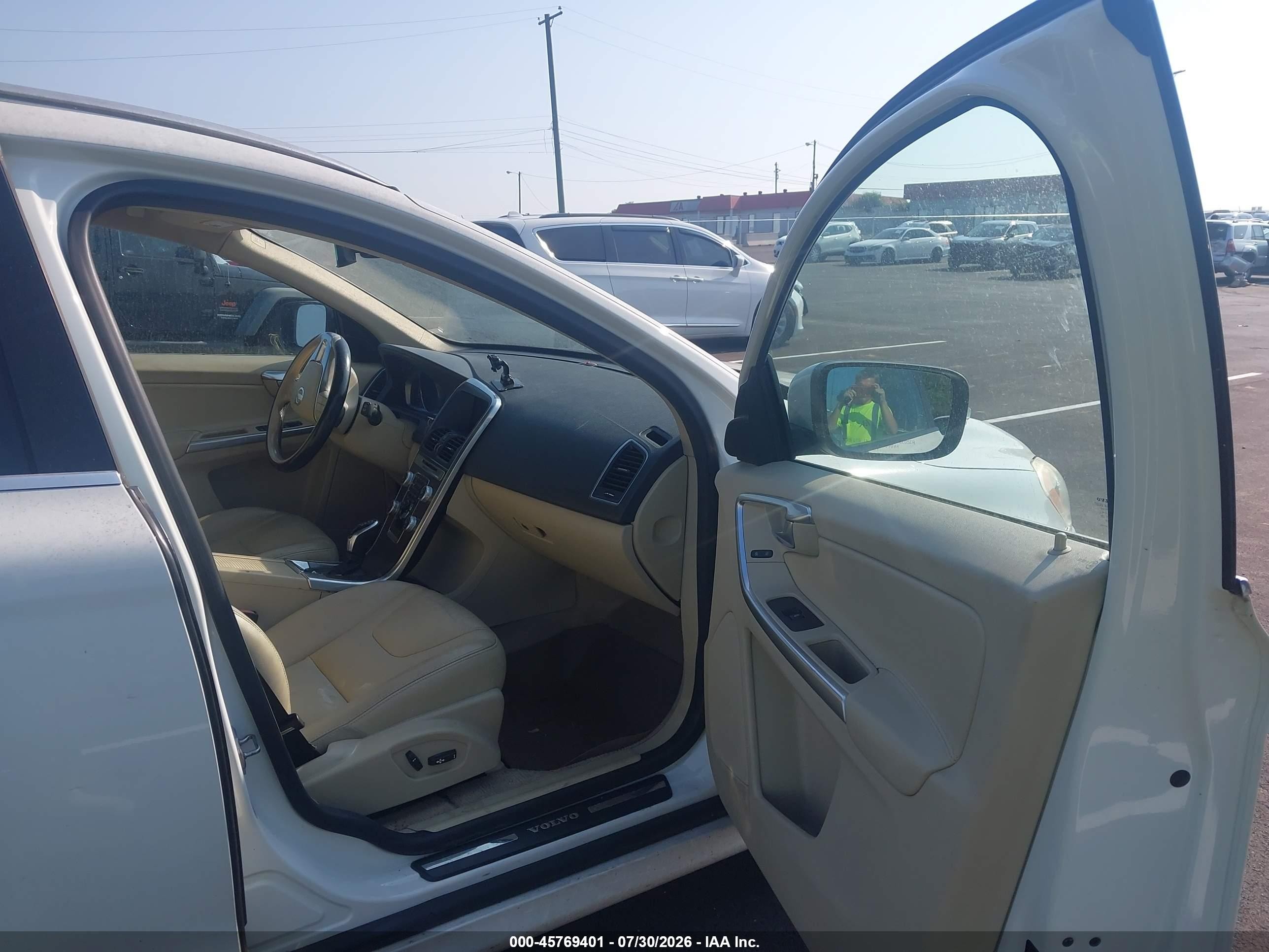 2015 Volvo Xc60 T5/t5 Premier Белый vin: YV4612RK0F2636466
