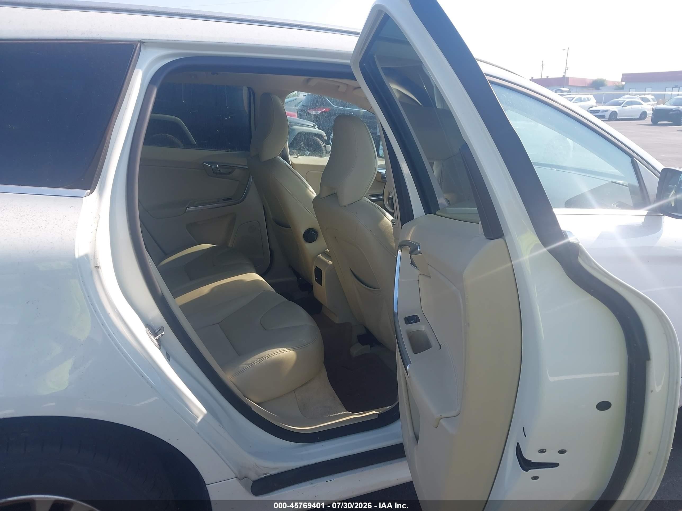 2015 Volvo Xc60 T5/t5 Premier Белый vin: YV4612RK0F2636466
