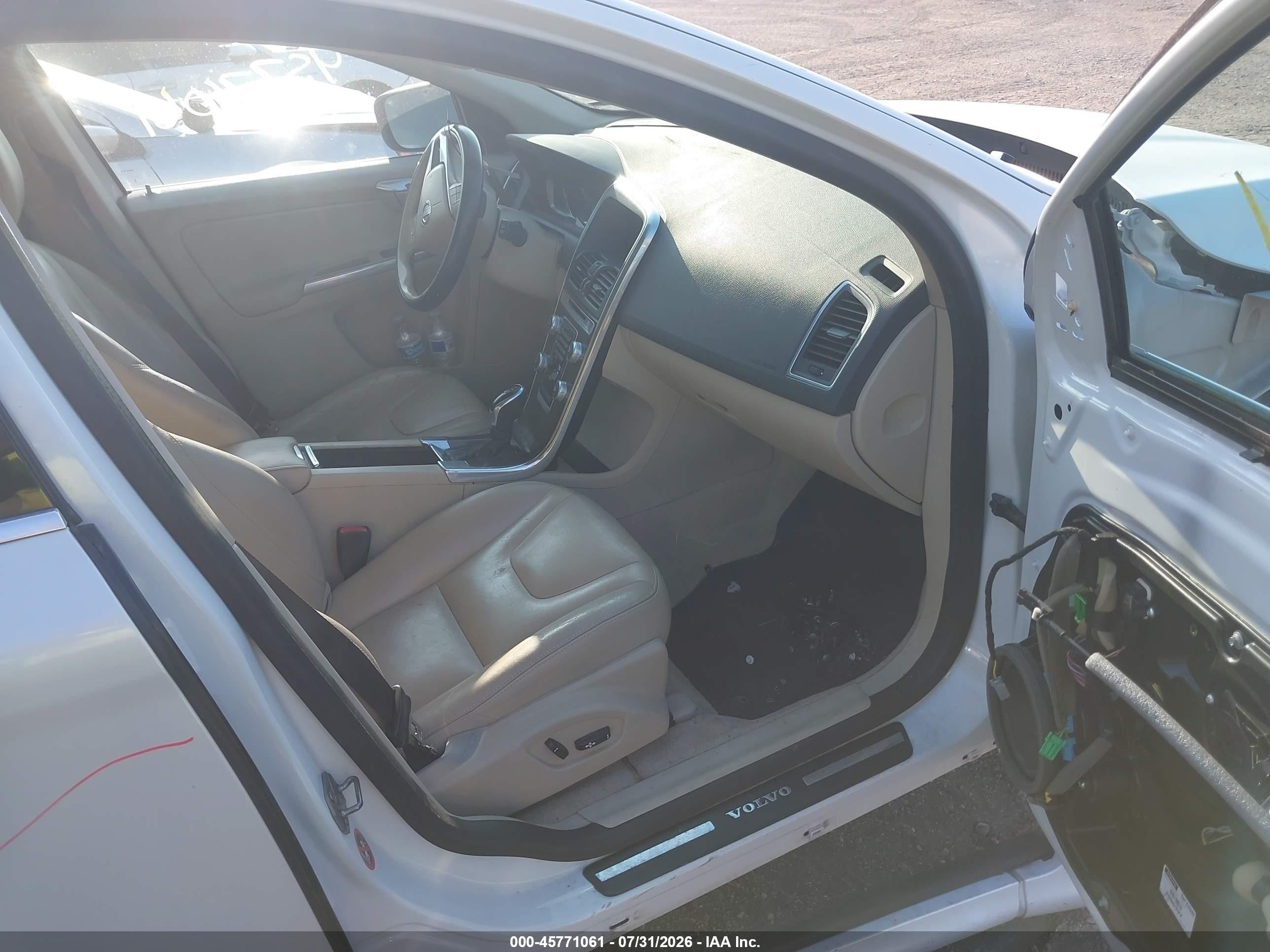 2015 Volvo Xc60 T5/t5 Premier White vin: YV4612RK2F2634198