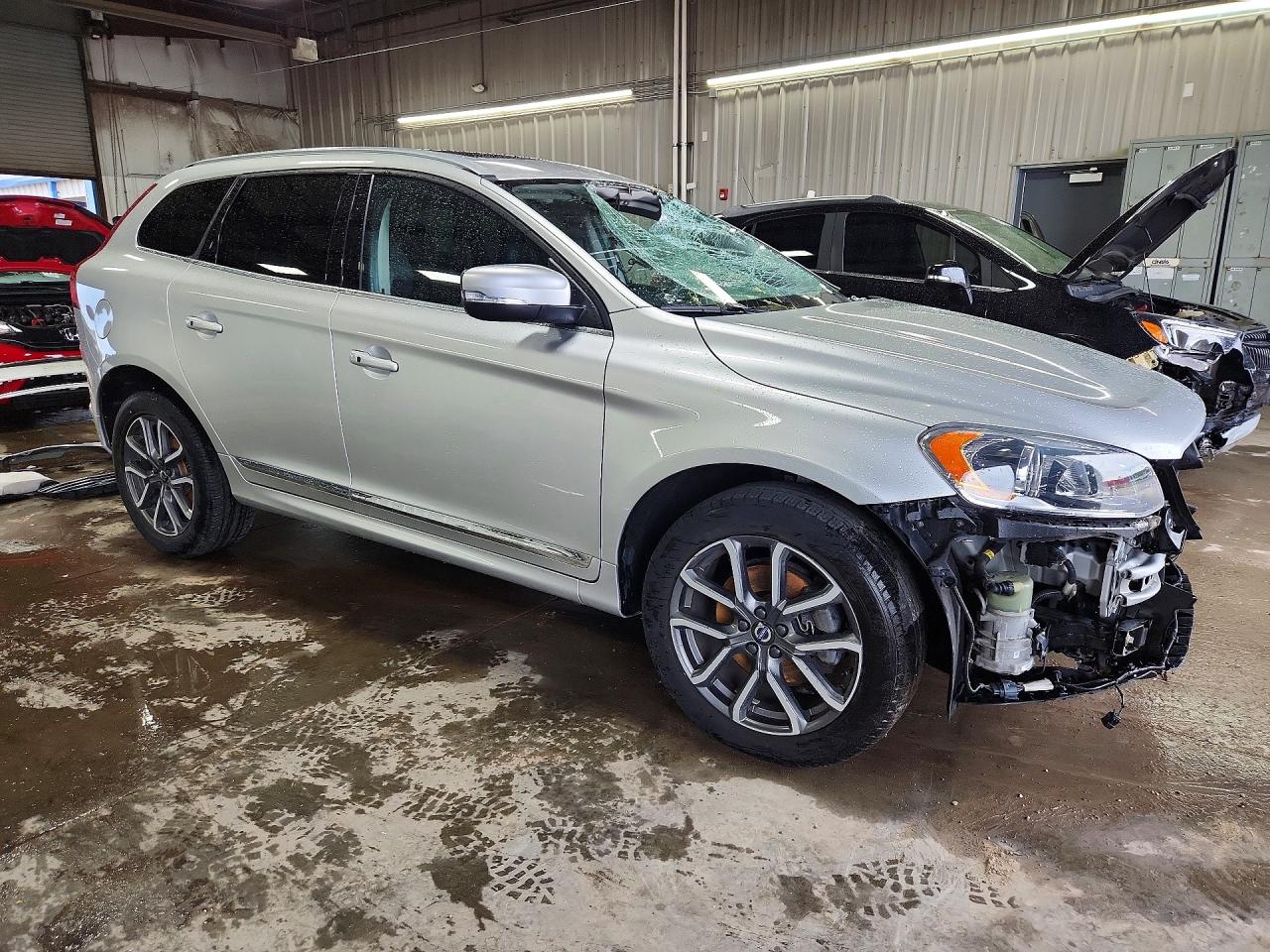 2016 Volvo Xc60 T5 Premier Silver vin: YV4612RK3G2848179