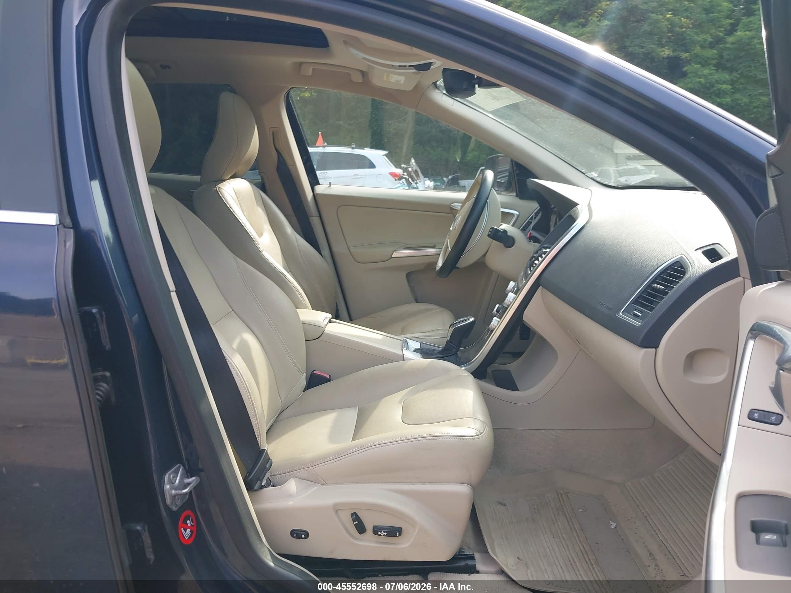 2015 Volvo Xc60   Navy vin: YV4612RK5F2711355