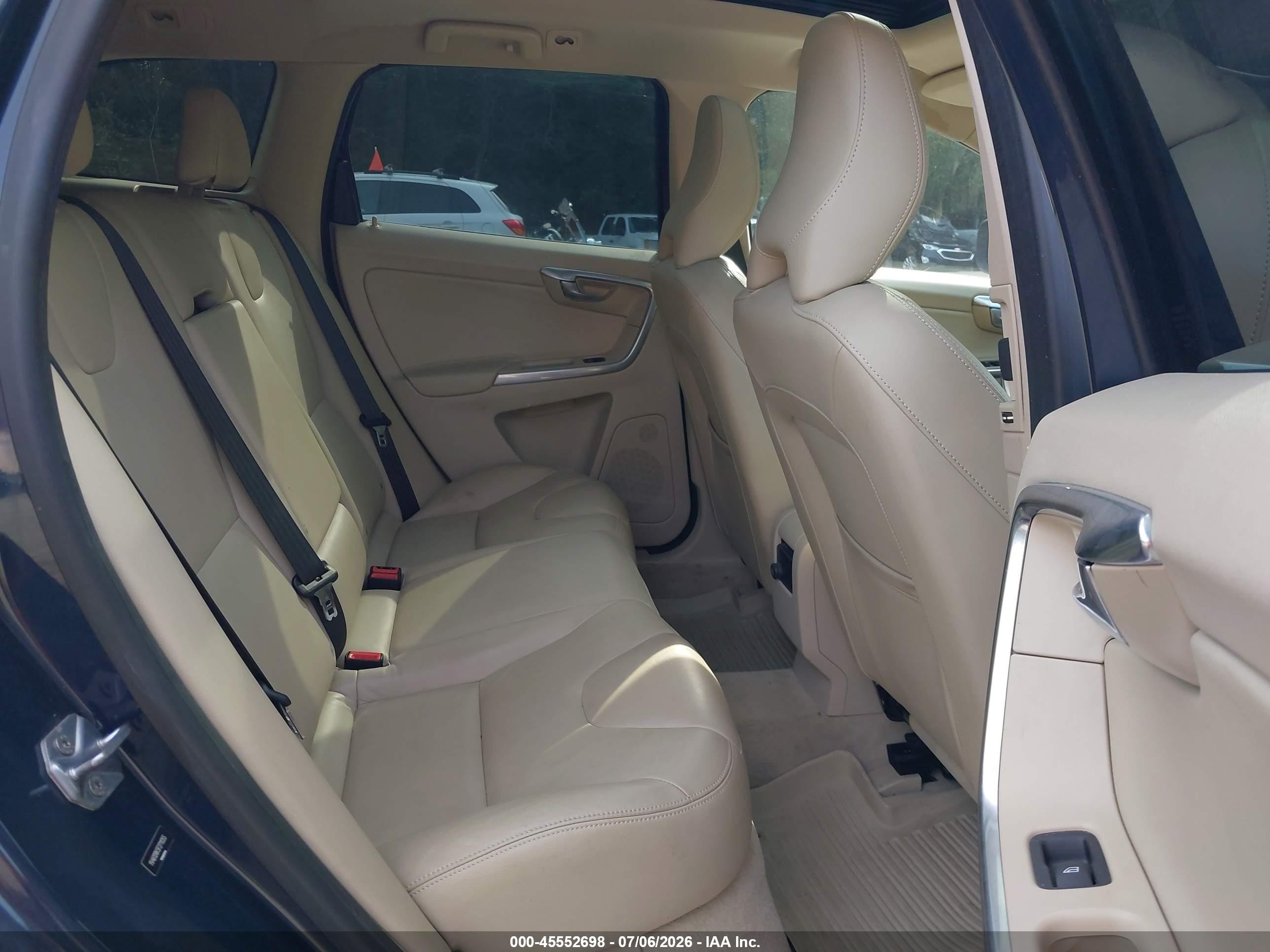2015 Volvo Xc60   Navy vin: YV4612RK5F2711355