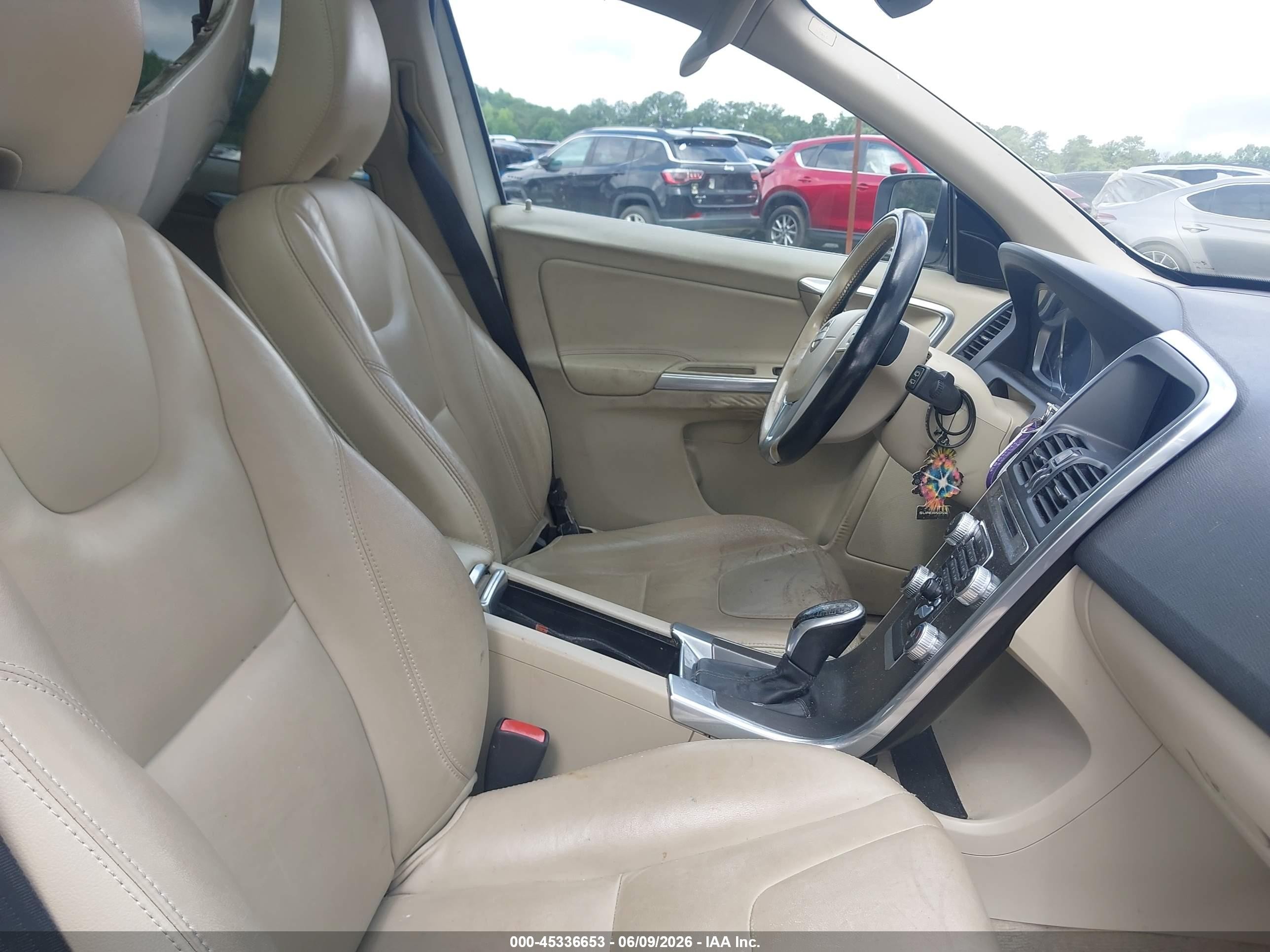 2015 Volvo Xc60 T5/t5 Premier White vin: YV4612RK9F2630181