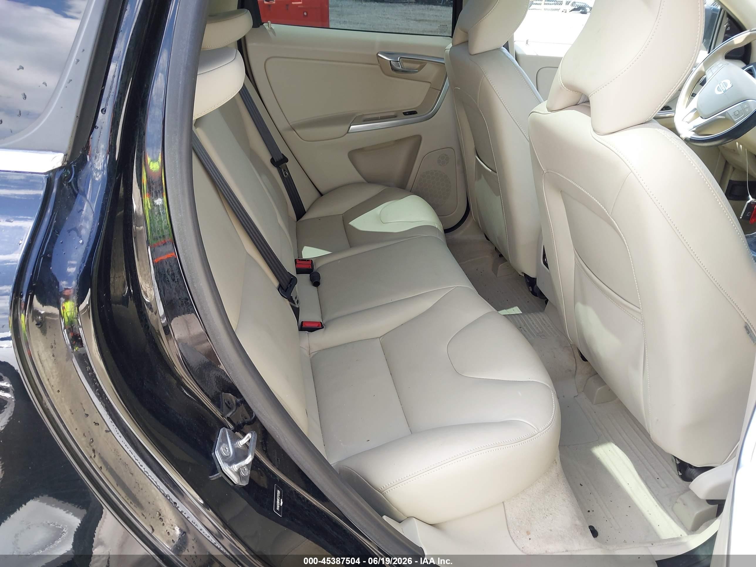 2015 Volvo Xc60 T5 Platinum Black vin: YV4612RM1F2717588