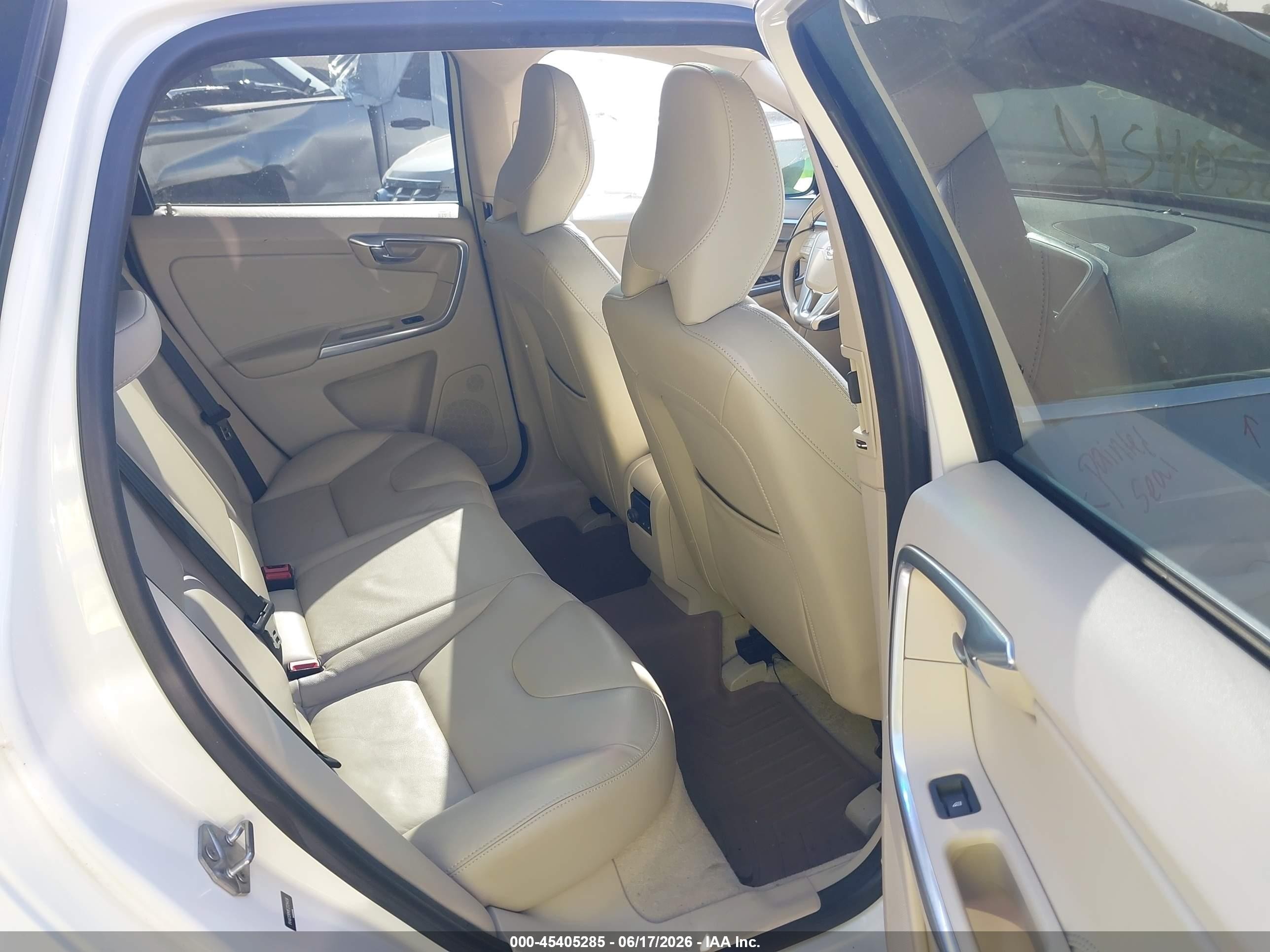 2015 Volvo Xc60 T5 Platinum White vin: YV4612RM1F2724458