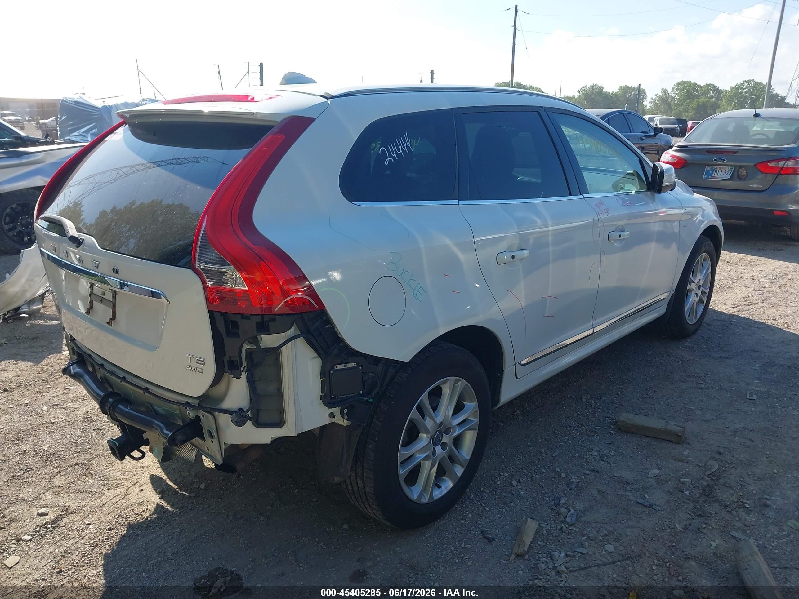 2015 Volvo Xc60 T5 Platinum White vin: YV4612RM1F2724458