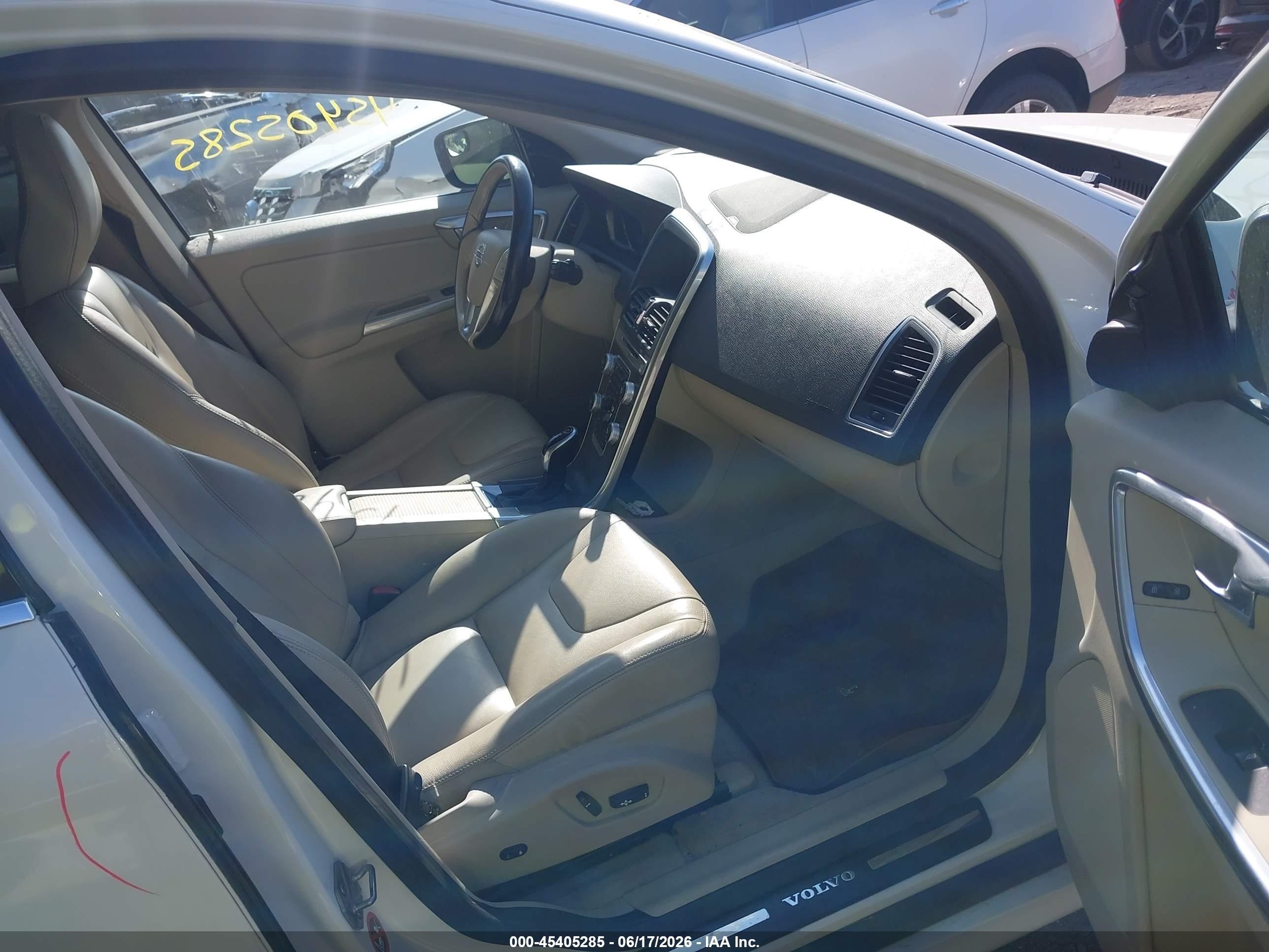 2015 Volvo Xc60 T5 Platinum White vin: YV4612RM1F2724458