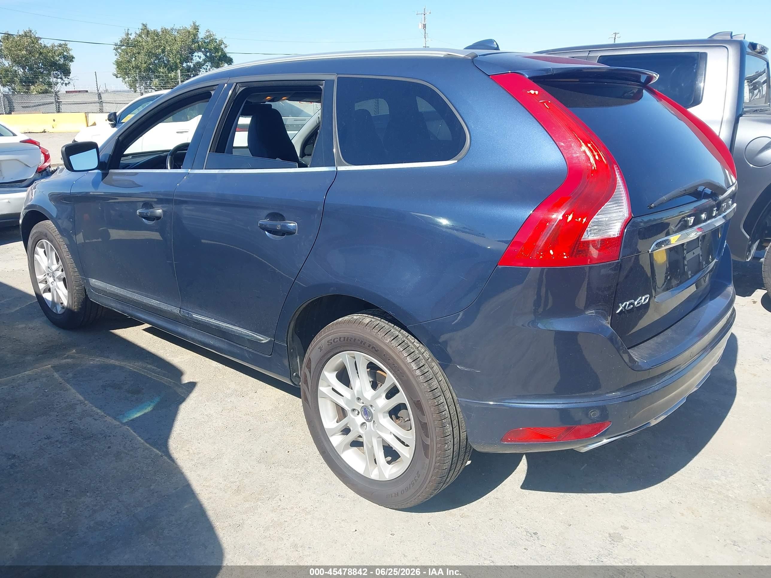 2015 Volvo Xc60 T5 Platinum Синий vin: YV4612RM9F2707004