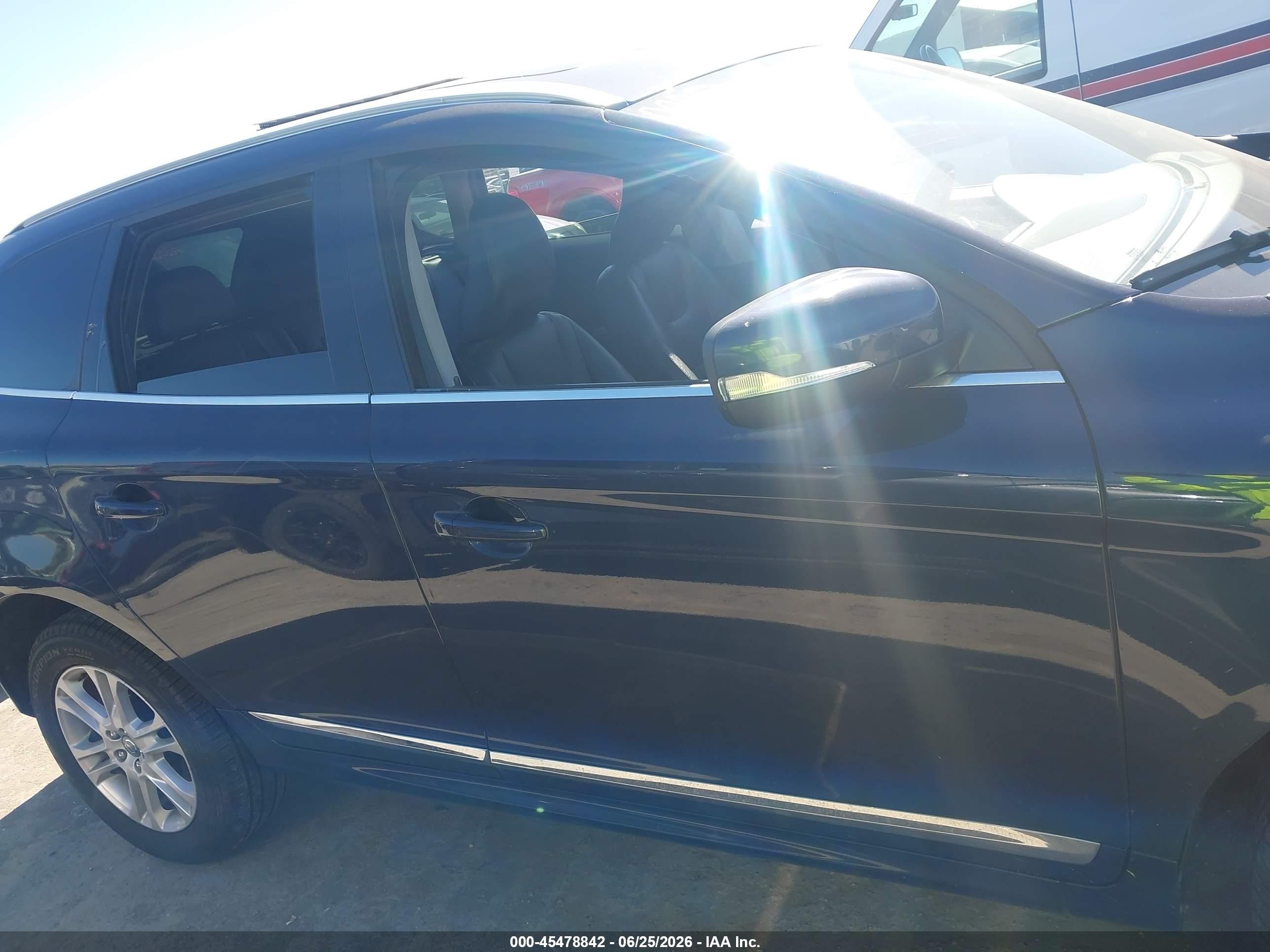 2015 Volvo Xc60 T5 Platinum Синий vin: YV4612RM9F2707004