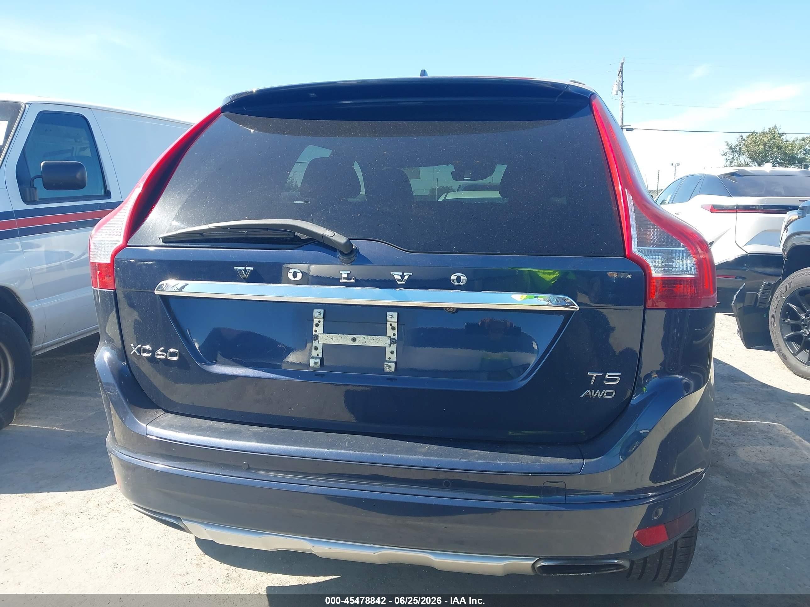2015 Volvo Xc60 T5 Platinum Синий vin: YV4612RM9F2707004