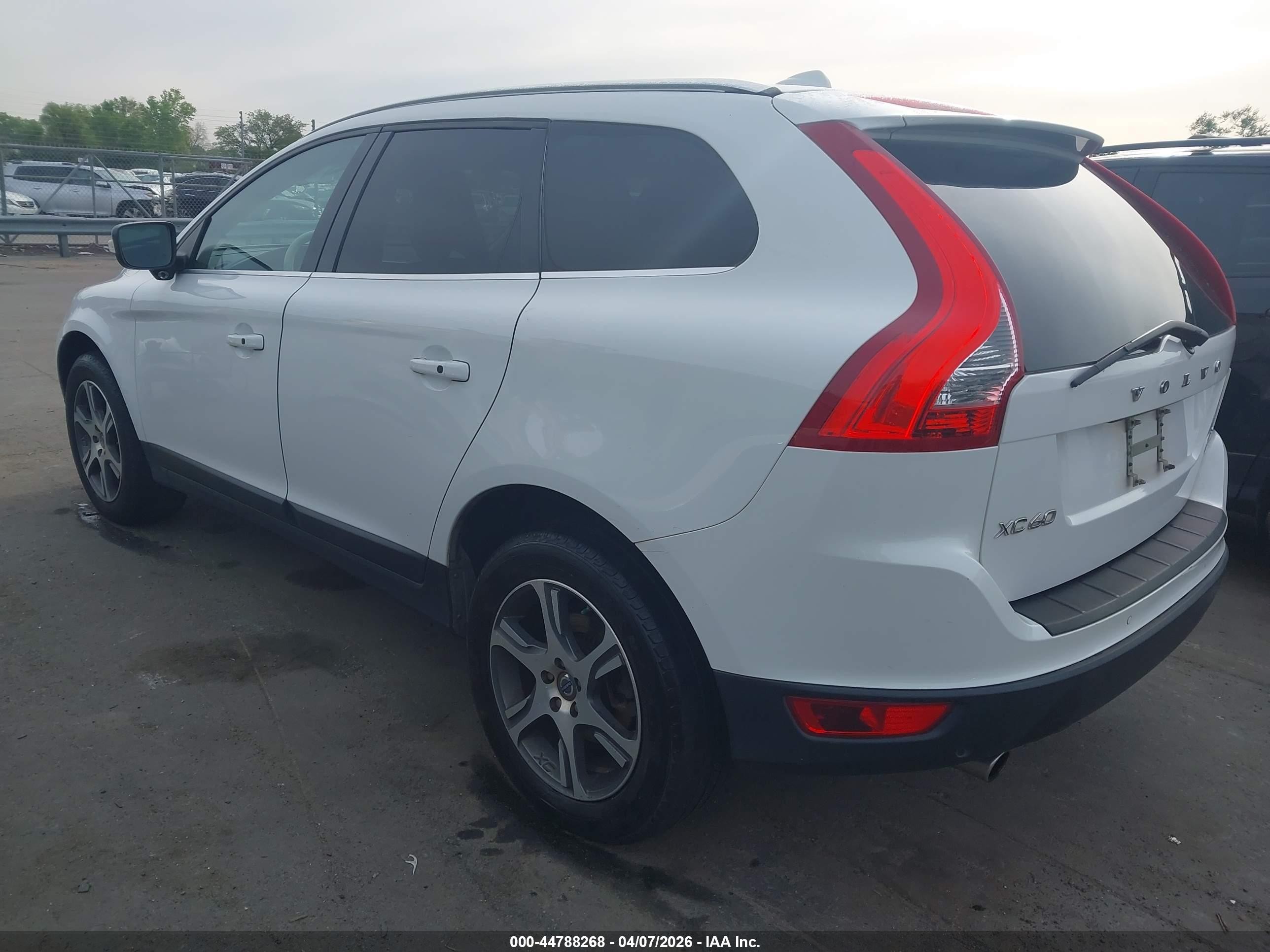 2013 Volvo Xc60 T6/t6 Platinum/t6 Premier Plus/t6 R-design/t6 R-design Platinum/t6 R-design Premier Plus White vin: YV4902DZ0D2377219