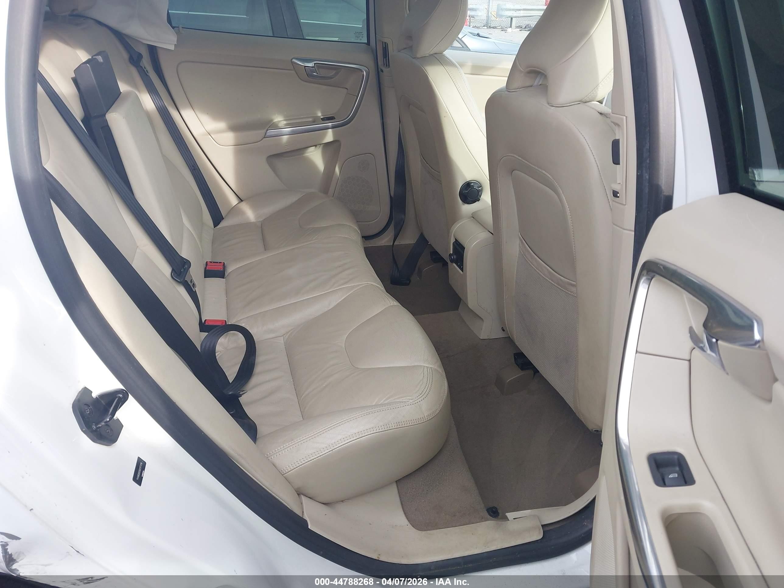 2013 Volvo Xc60 T6/t6 Platinum/t6 Premier Plus/t6 R-design/t6 R-design Platinum/t6 R-design Premier Plus White vin: YV4902DZ0D2377219