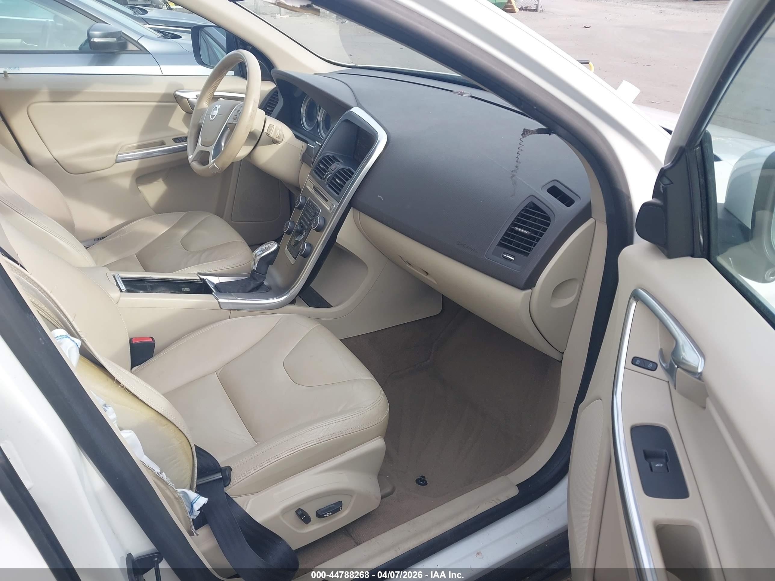 2013 Volvo Xc60 T6/t6 Platinum/t6 Premier Plus/t6 R-design/t6 R-design Platinum/t6 R-design Premier Plus White vin: YV4902DZ0D2377219