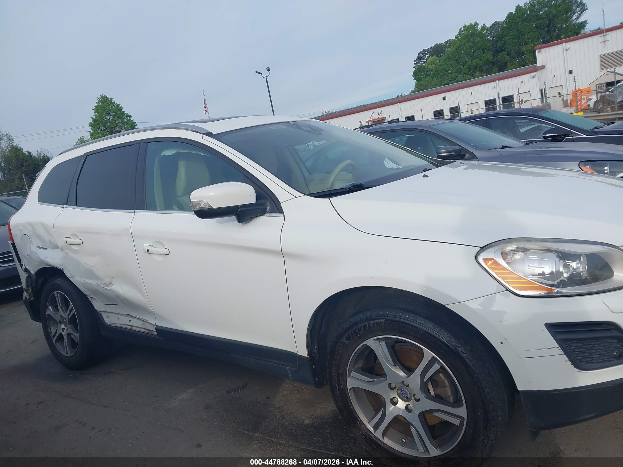 2013 Volvo Xc60 T6/t6 Platinum/t6 Premier Plus/t6 R-design/t6 R-design Platinum/t6 R-design Premier Plus White vin: YV4902DZ0D2377219