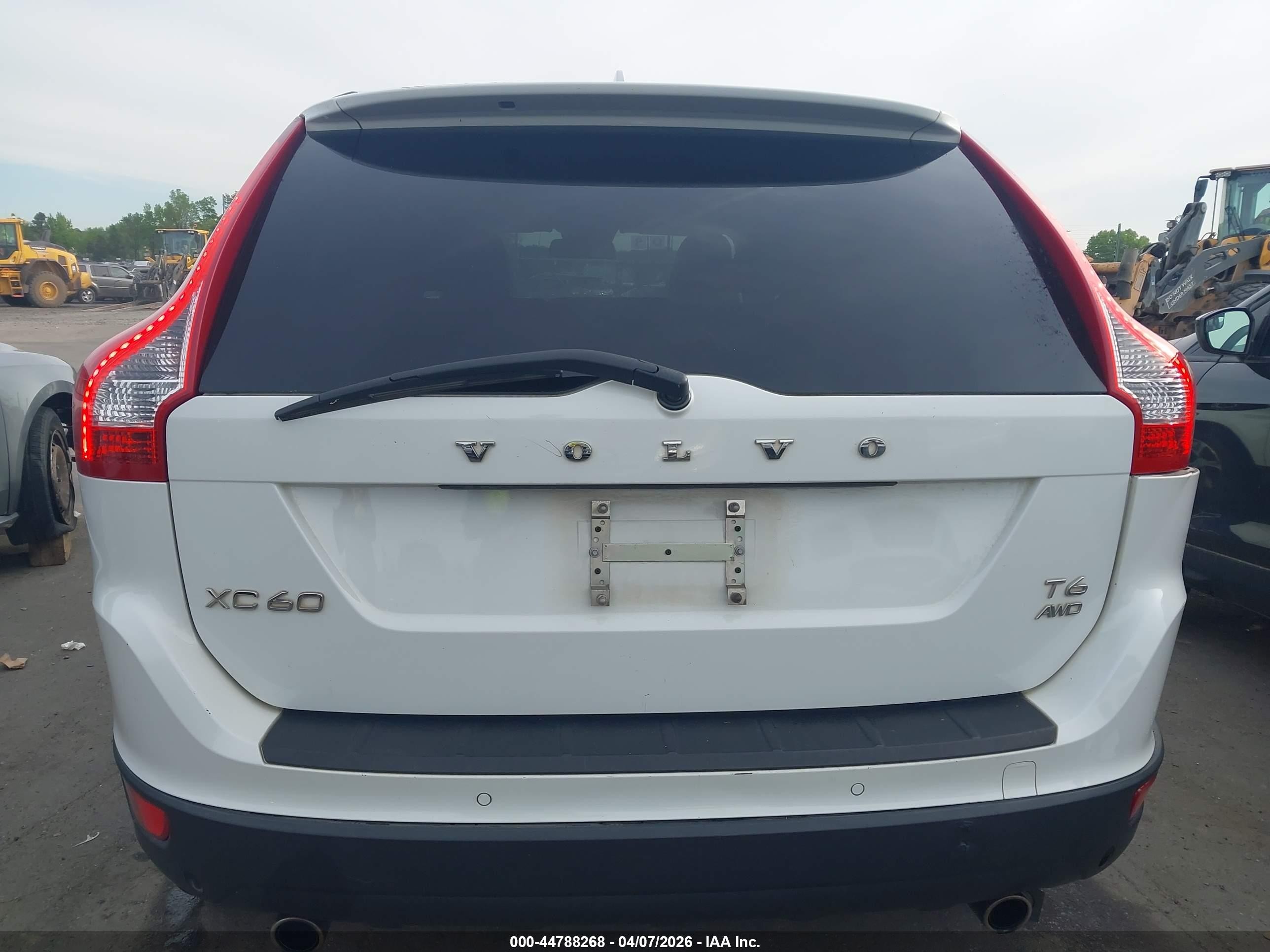 2013 Volvo Xc60 T6/t6 Platinum/t6 Premier Plus/t6 R-design/t6 R-design Platinum/t6 R-design Premier Plus White vin: YV4902DZ0D2377219