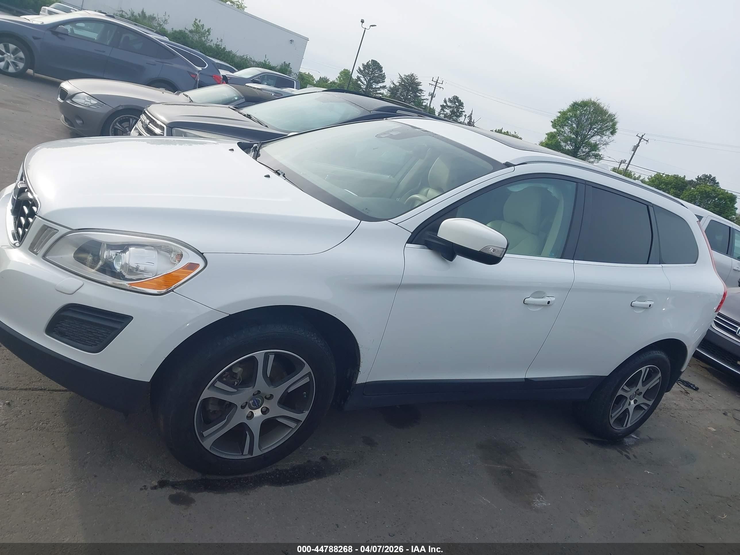 2013 Volvo Xc60 T6/t6 Platinum/t6 Premier Plus/t6 R-design/t6 R-design Platinum/t6 R-design Premier Plus White vin: YV4902DZ0D2377219