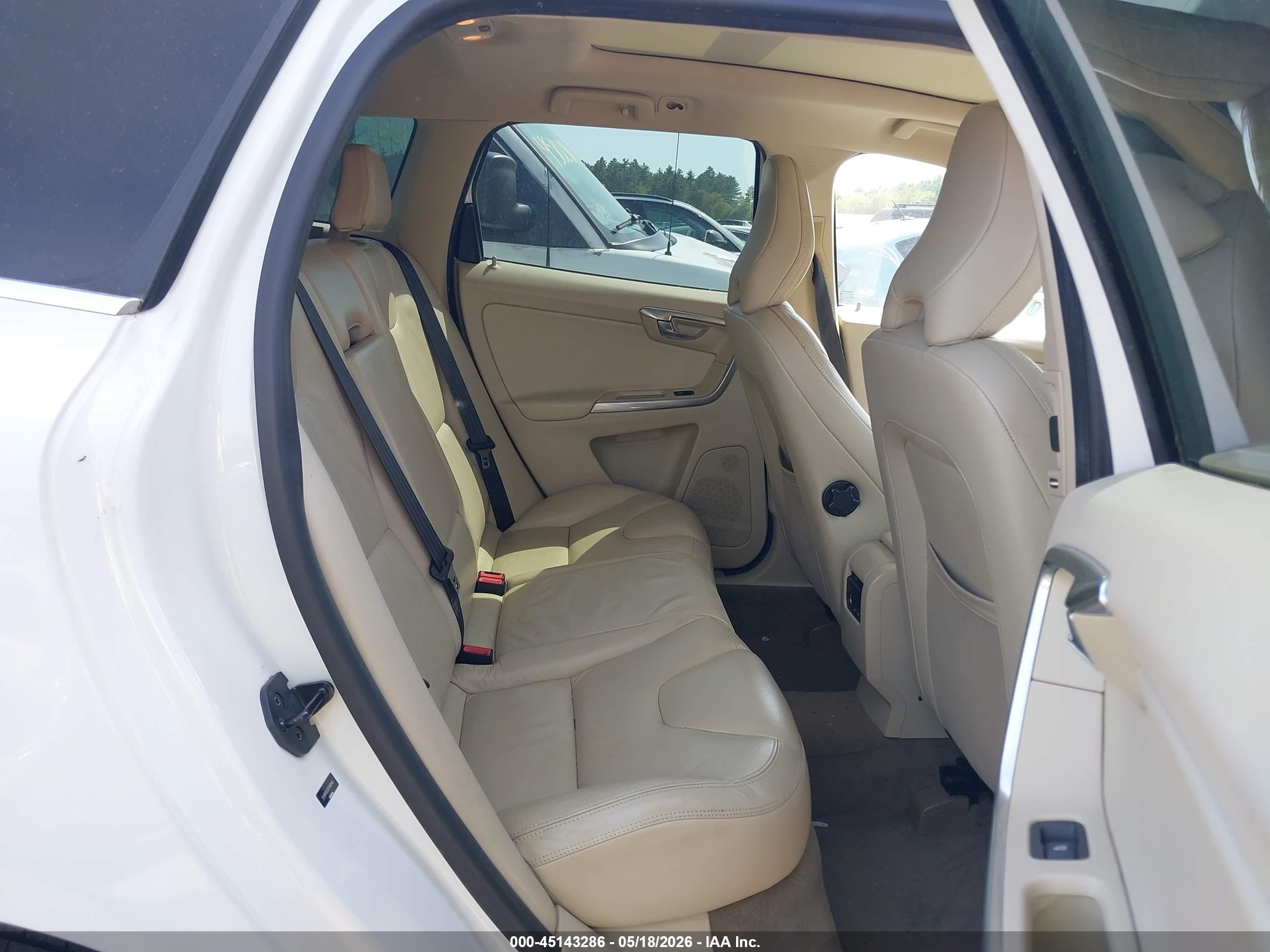 2012 Volvo Xc60 T6/t6 Platinum/t6 Premier Plus/t6 R-design/t6 R-design Platinum/t6 R-design Premier Plus White vin: YV4902DZ2C2308546