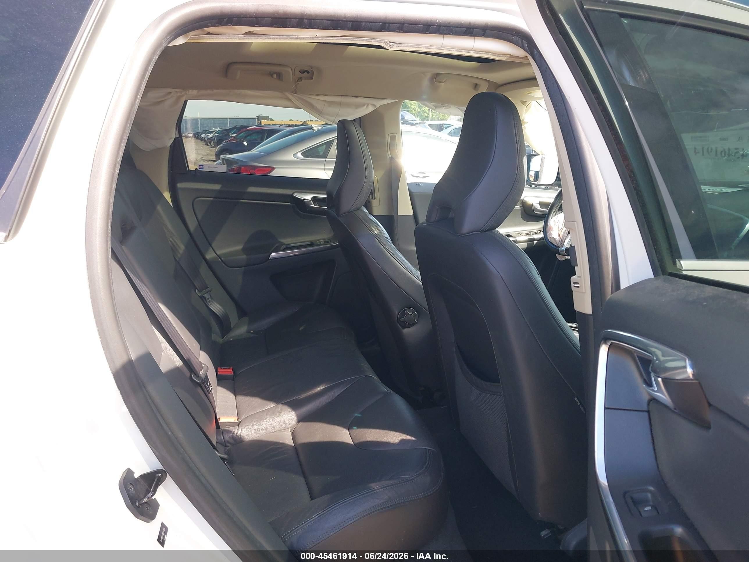 2013 Volvo Xc60 T6/t6 Platinum/t6 Premier Plus/t6 R-design/t6 R-design Platinum/t6 R-design Premier Plus White vin: YV4902DZ2D2368117