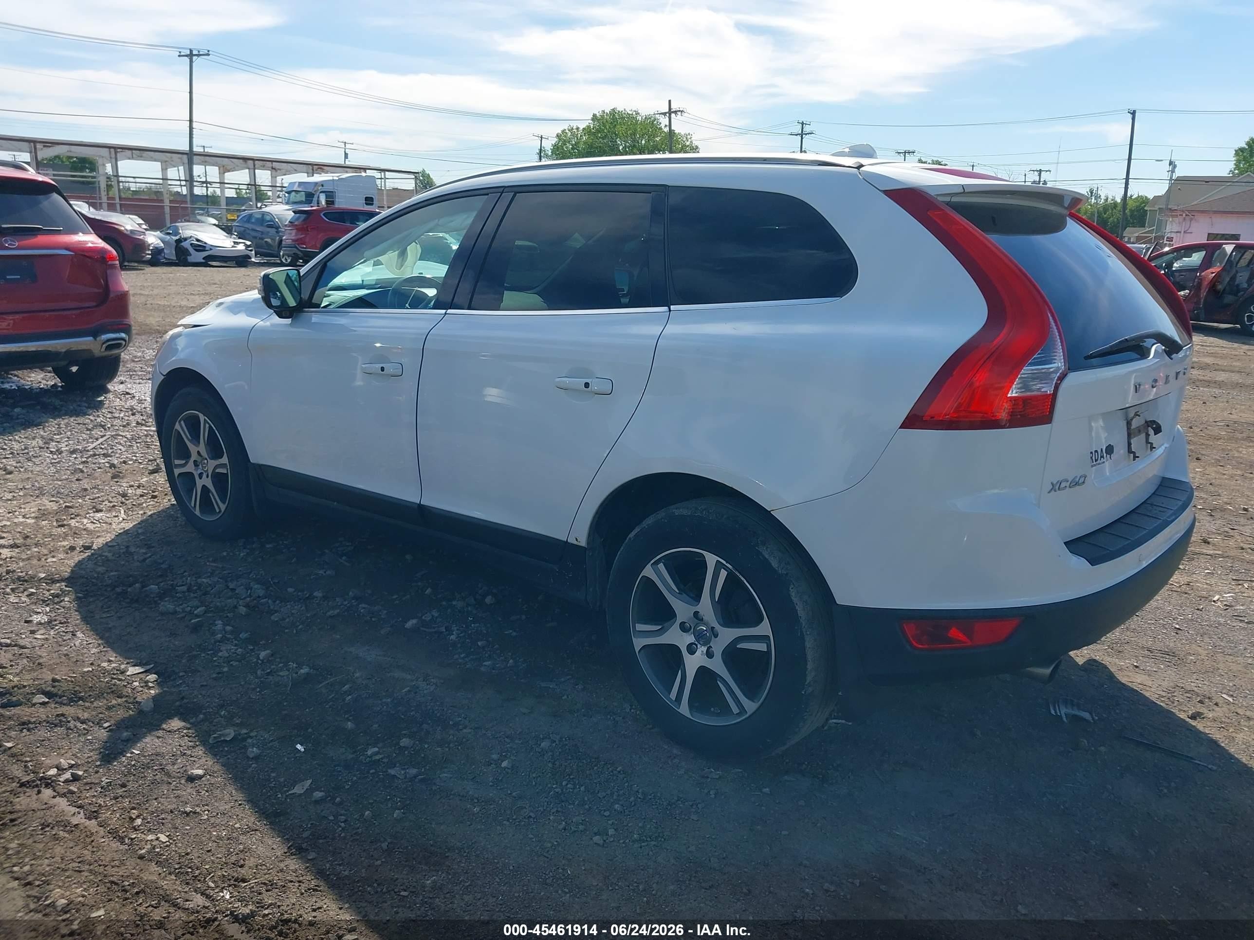 2013 Volvo Xc60 T6/t6 Platinum/t6 Premier Plus/t6 R-design/t6 R-design Platinum/t6 R-design Premier Plus White vin: YV4902DZ2D2368117