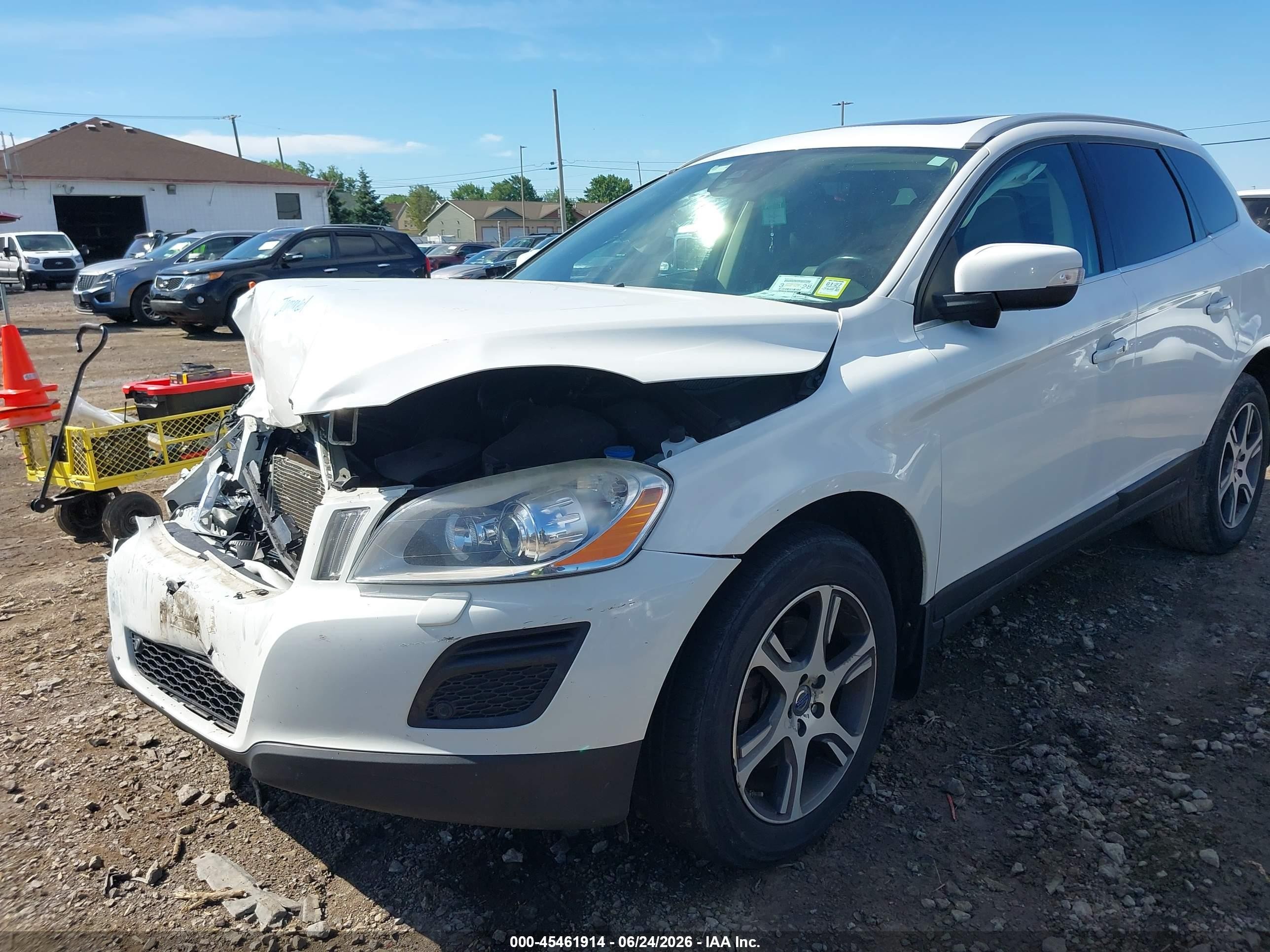 2013 Volvo Xc60 T6/t6 Platinum/t6 Premier Plus/t6 R-design/t6 R-design Platinum/t6 R-design Premier Plus White vin: YV4902DZ2D2368117