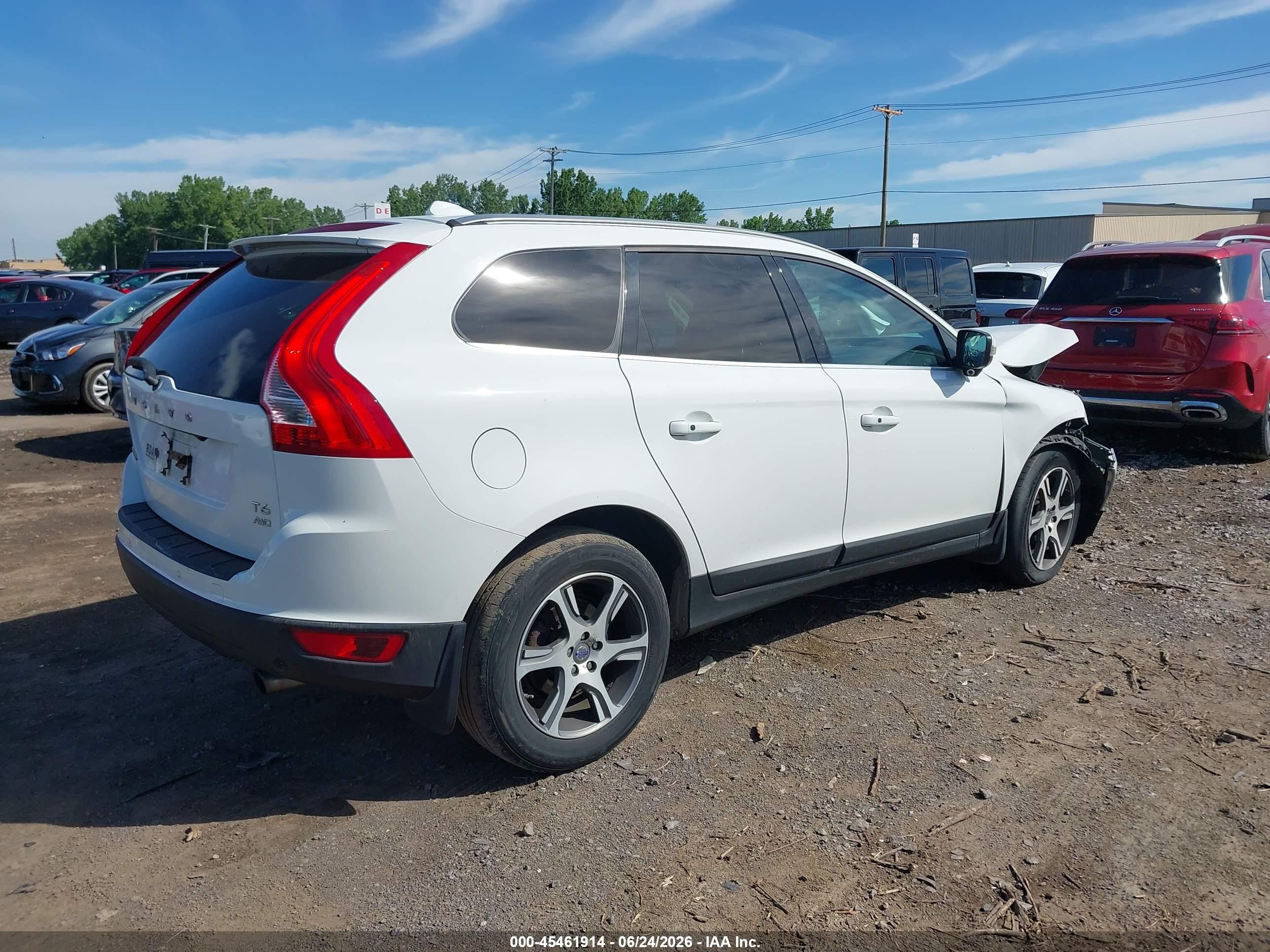 2013 Volvo Xc60 T6/t6 Platinum/t6 Premier Plus/t6 R-design/t6 R-design Platinum/t6 R-design Premier Plus White vin: YV4902DZ2D2368117