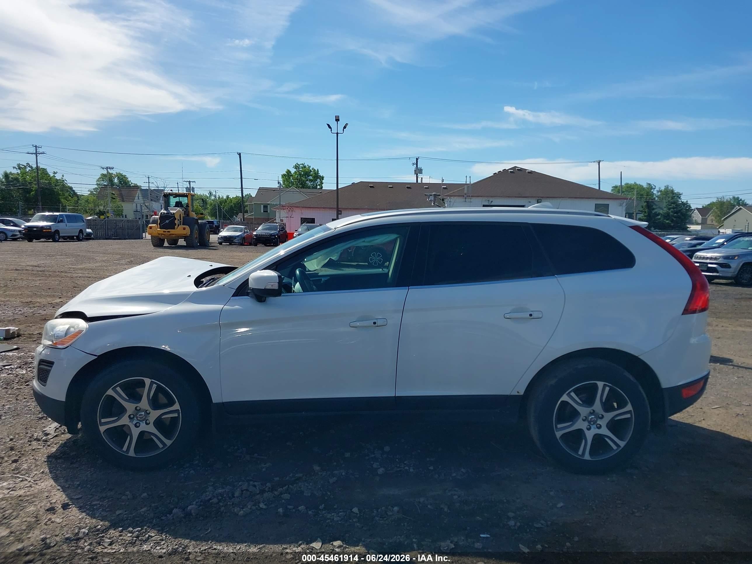 2013 Volvo Xc60 T6/t6 Platinum/t6 Premier Plus/t6 R-design/t6 R-design Platinum/t6 R-design Premier Plus White vin: YV4902DZ2D2368117