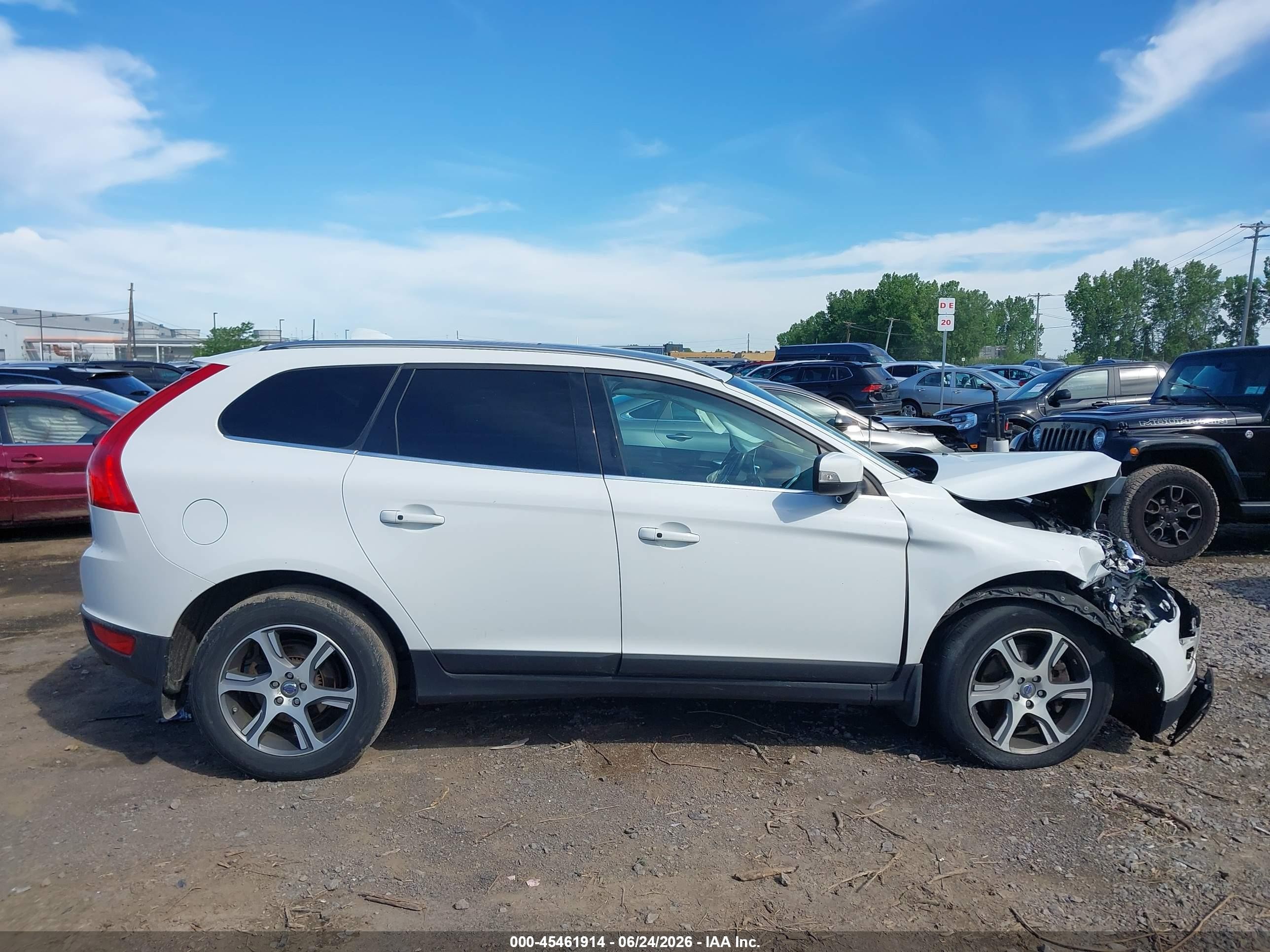 2013 Volvo Xc60 T6/t6 Platinum/t6 Premier Plus/t6 R-design/t6 R-design Platinum/t6 R-design Premier Plus White vin: YV4902DZ2D2368117