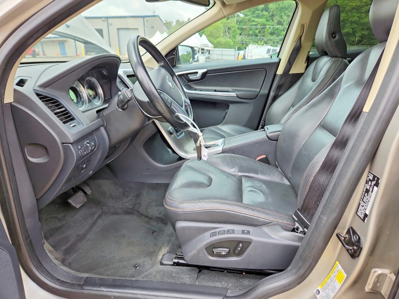 2013 Volvo Xc60 T6 Beige vin: YV4902DZ4D2450673