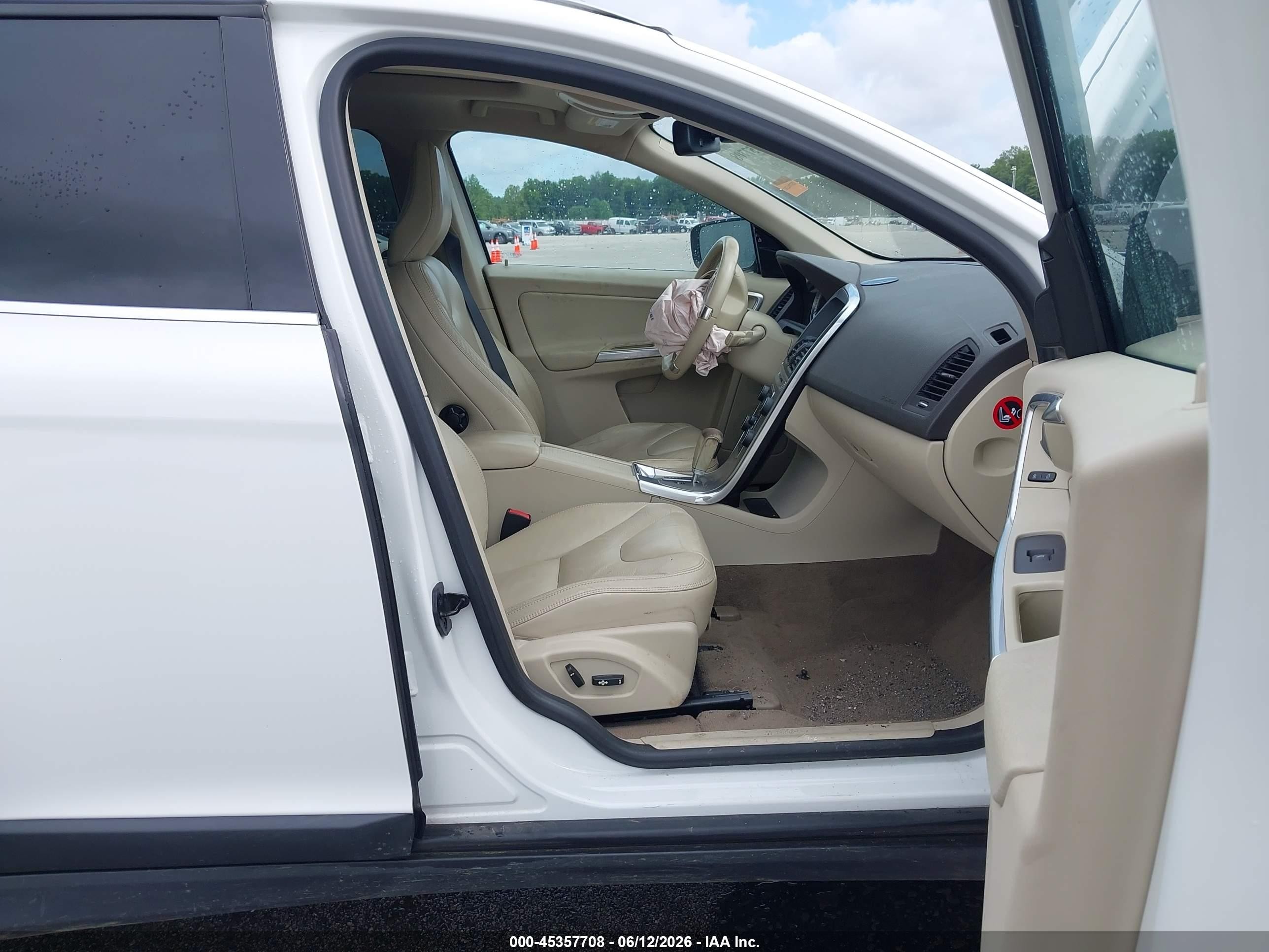 2012 Volvo Xc60 T6/t6 Platinum/t6 Premier Plus/t6 R-design/t6 R-design Platinum/t6 R-design Premier Plus White vin: YV4902DZ5C2302756
