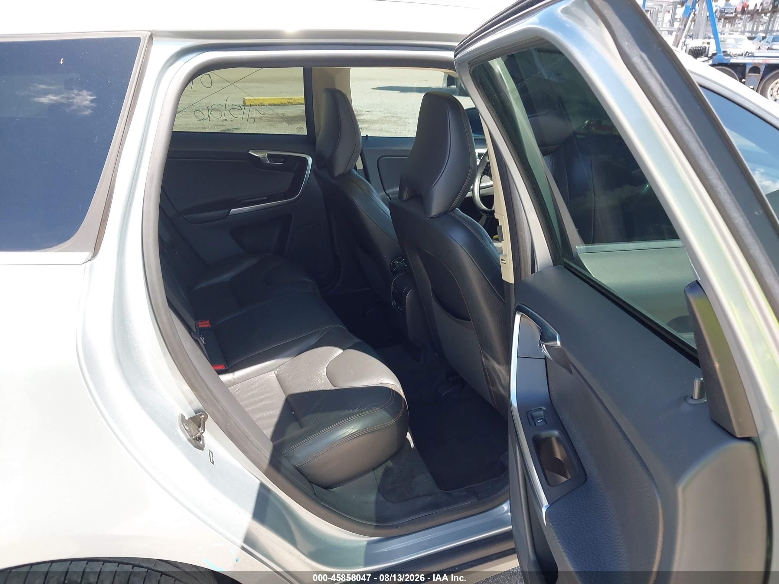 2012 Volvo Xc60   Silver vin: YV4902DZ6C2326368