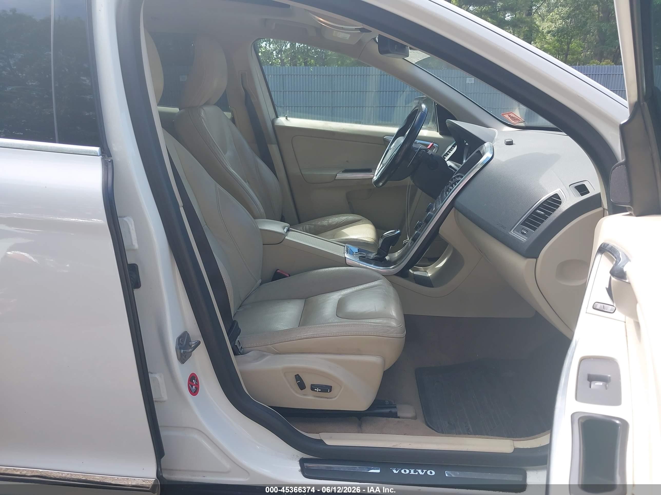 2014 Volvo Xc60 T6 R-design White vin: YV4902DZ6E2525794