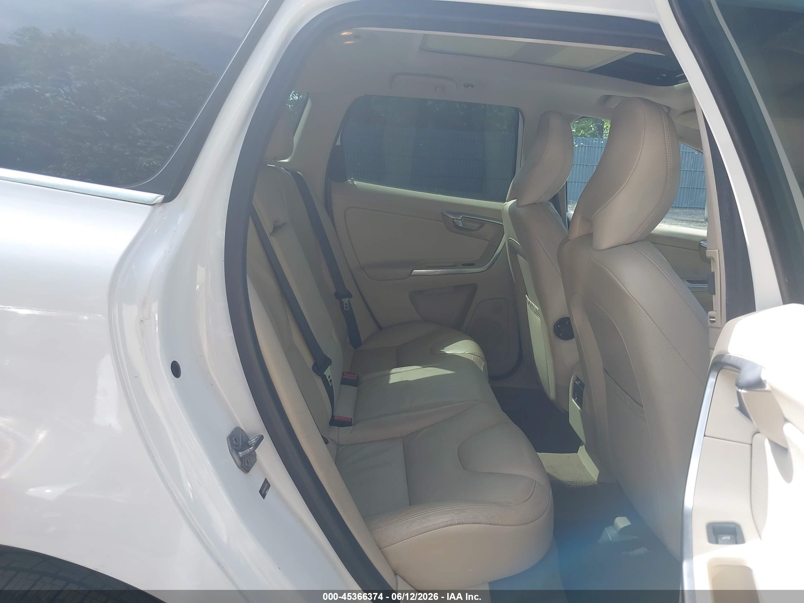 2014 Volvo Xc60 T6 R-design White vin: YV4902DZ6E2525794