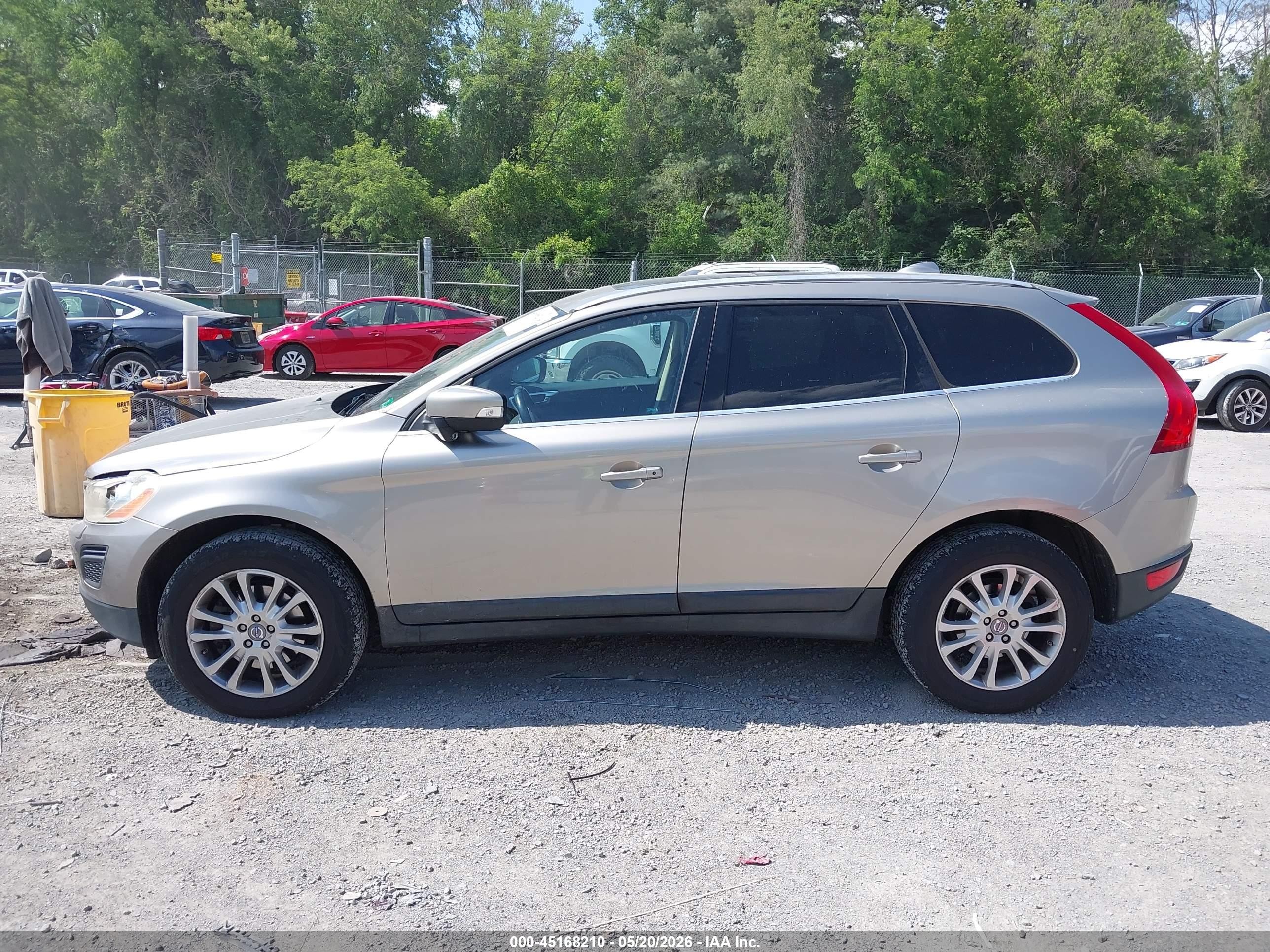 2011 Volvo Xc60   Silver vin: YV4902DZ7B2149084