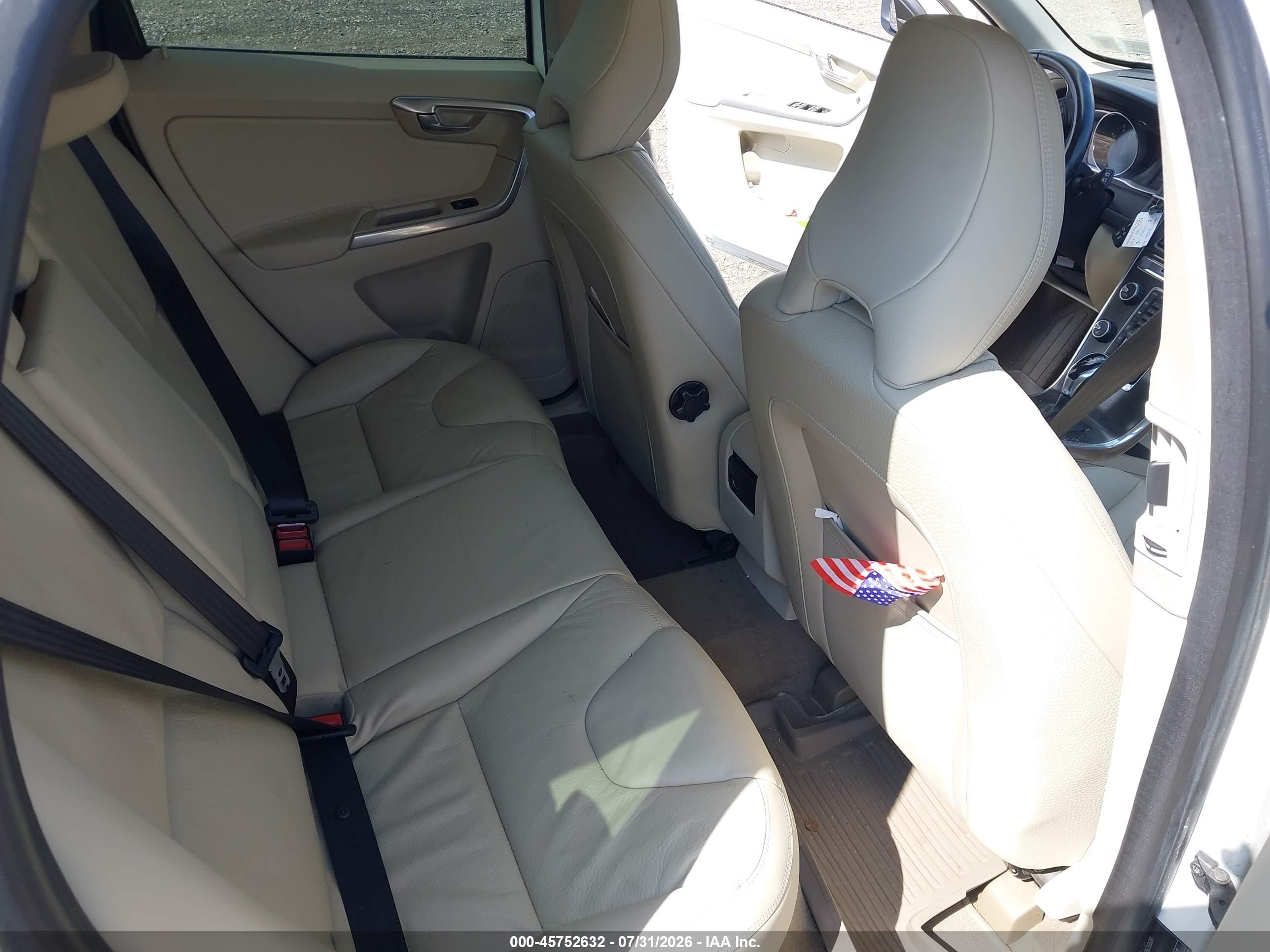 2014 Volvo Xc60 T6 R-design Белый vin: YV4902DZ8E2535291