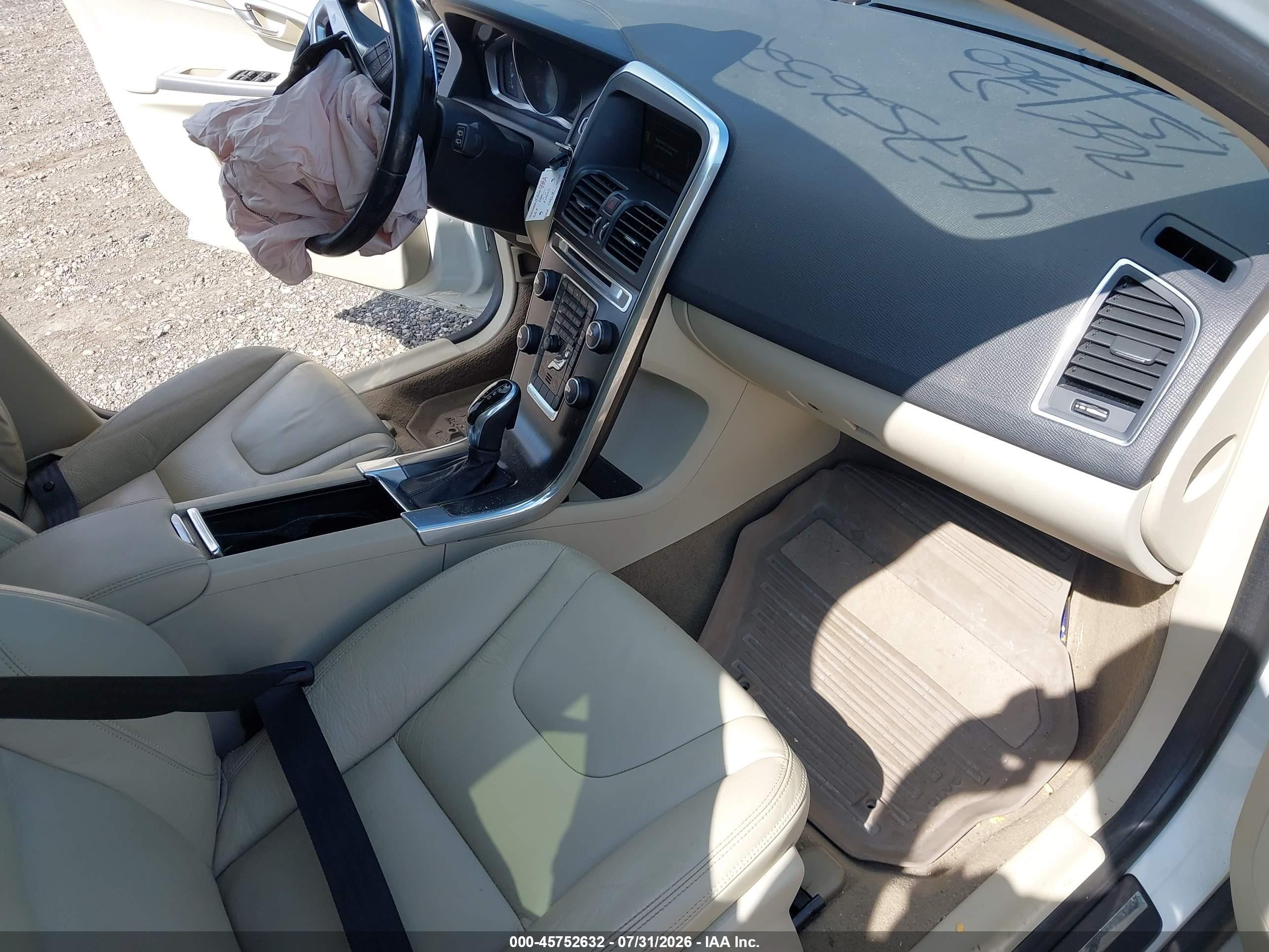 2014 Volvo Xc60 T6 R-design Белый vin: YV4902DZ8E2535291