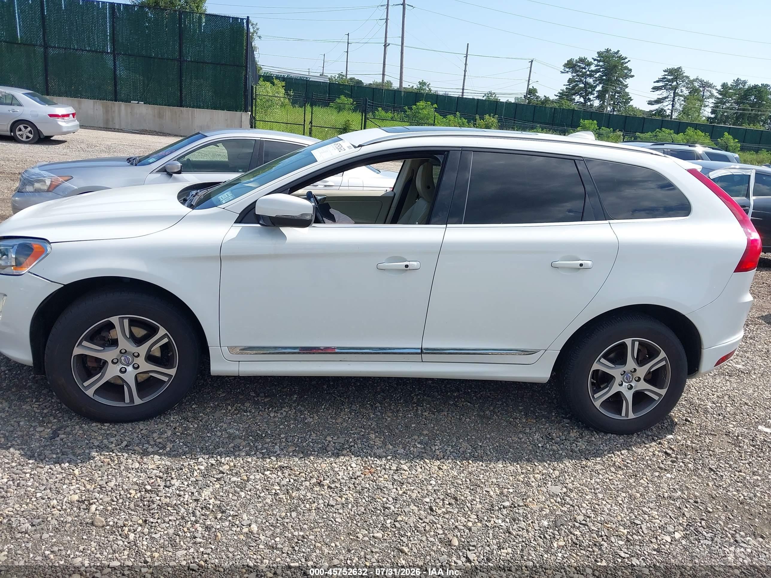 2014 Volvo Xc60 T6 R-design Белый vin: YV4902DZ8E2535291