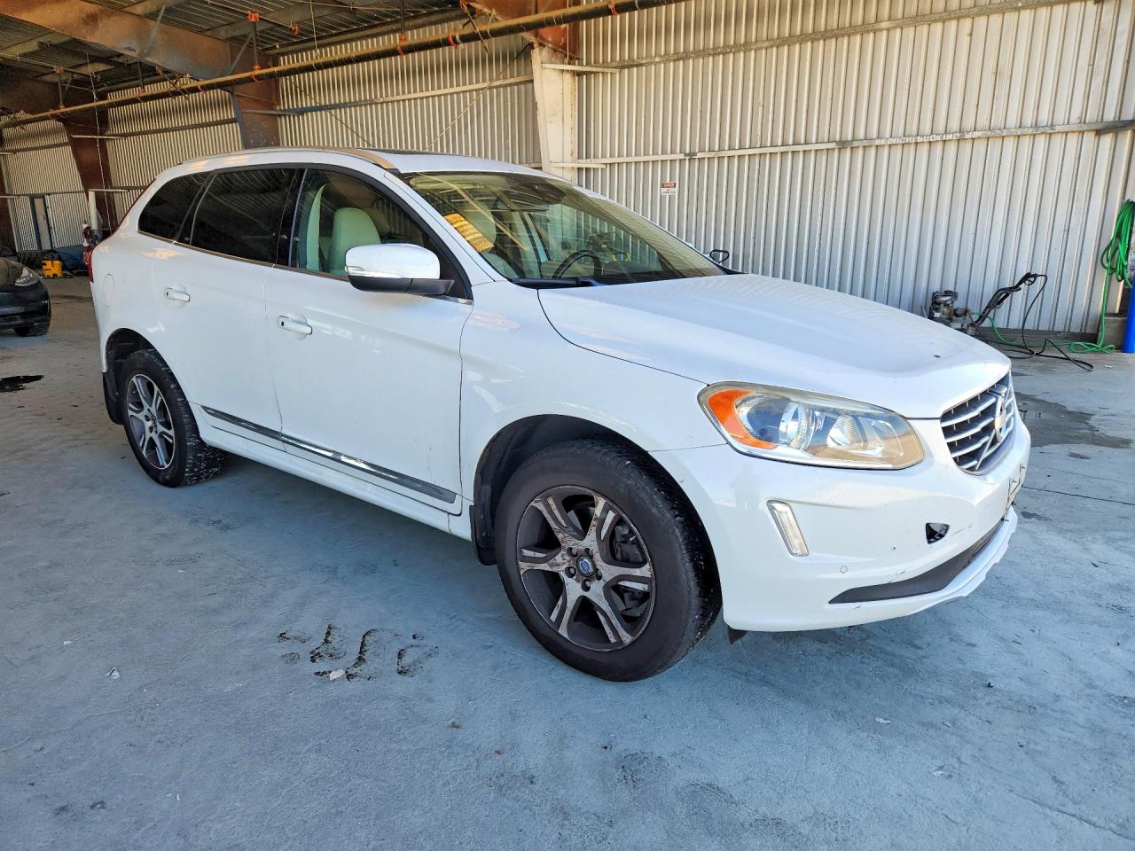 2015 Volvo Xc60 T6 Premier+ White vin: YV4902RC6F2589307