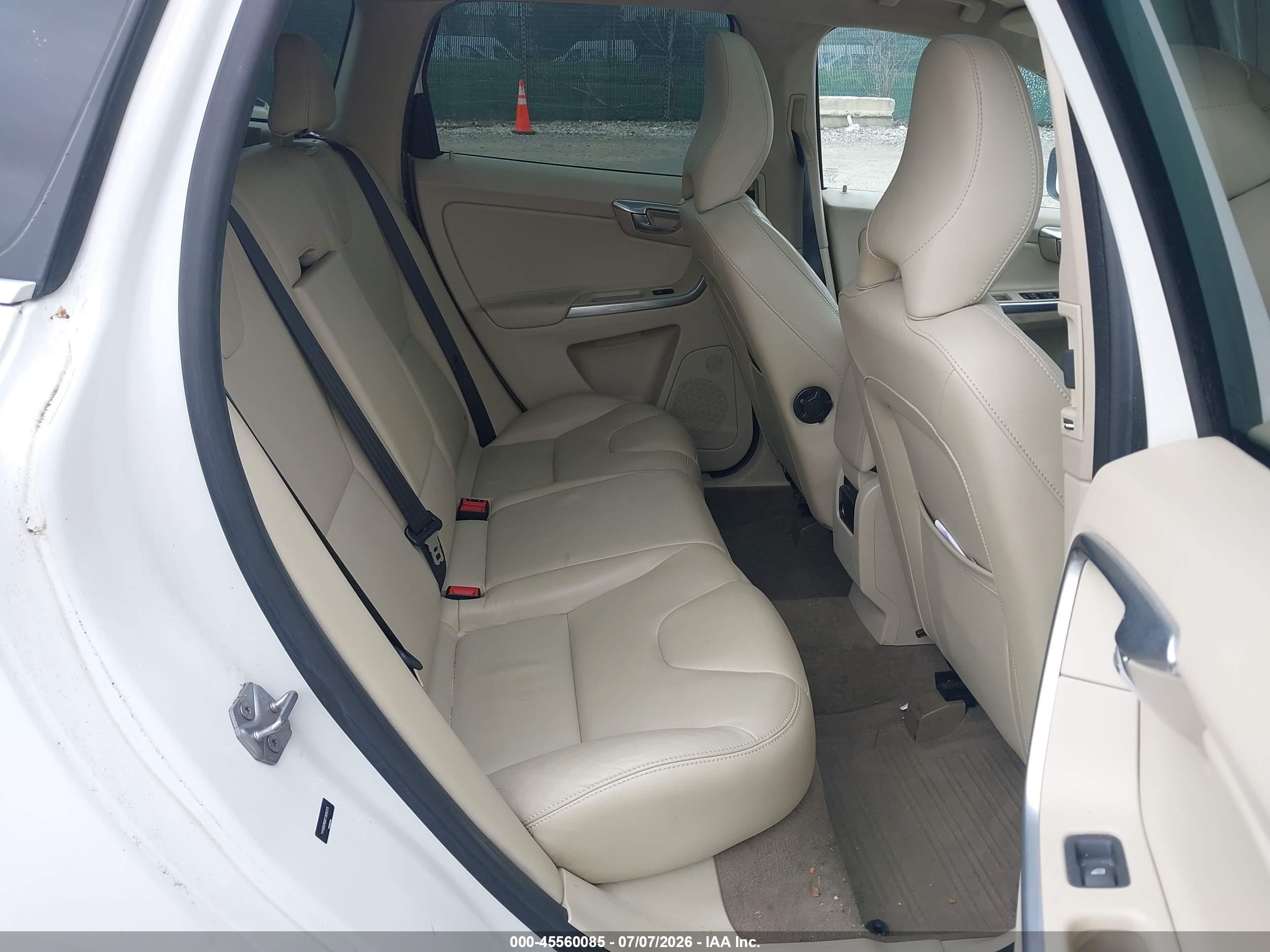 2015 Volvo Xc60 T6 Platinum White vin: YV4902RD0F2626375