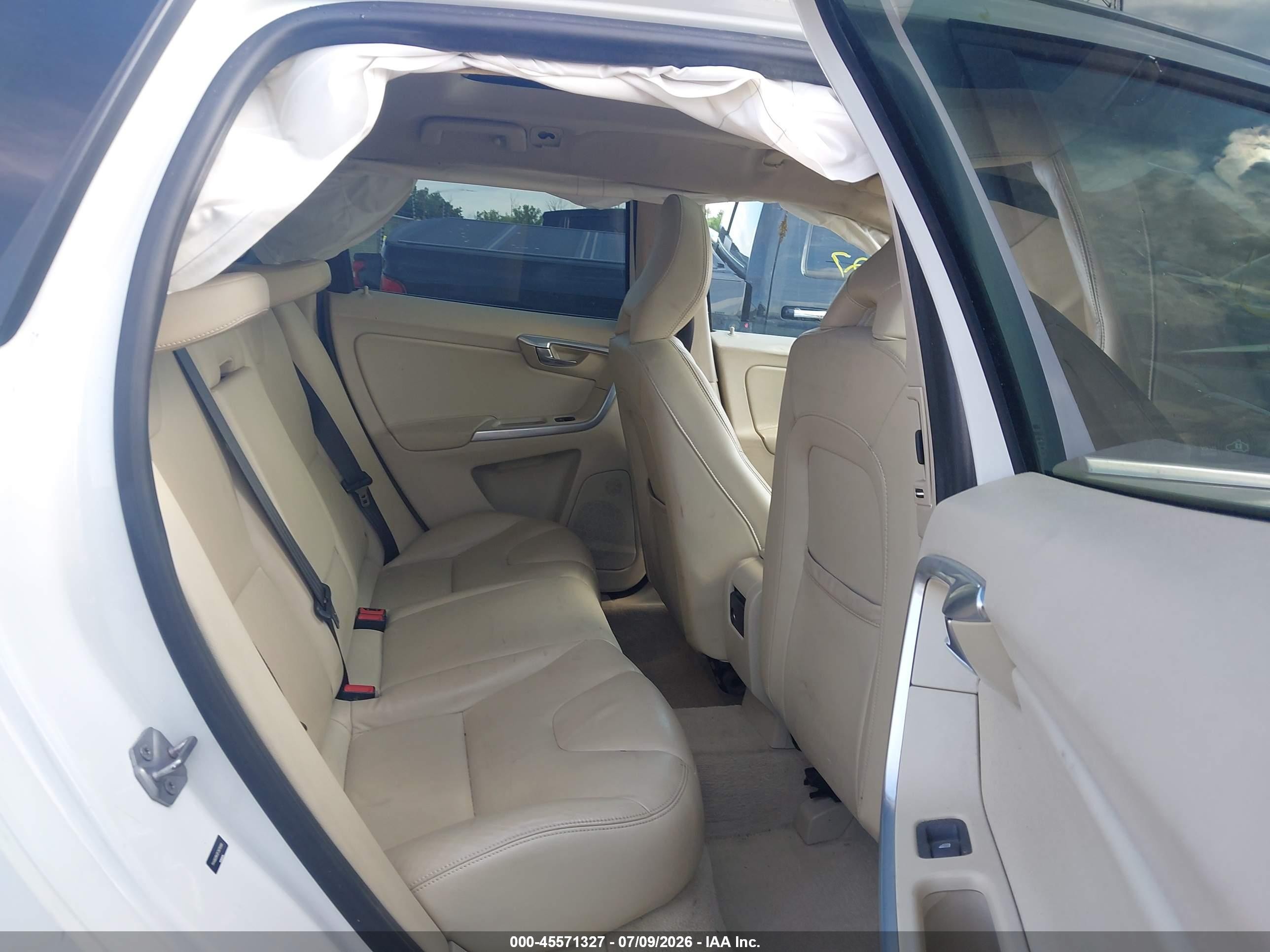2015 Volvo Xc60 T6 White vin: YV4902RK0F2678300
