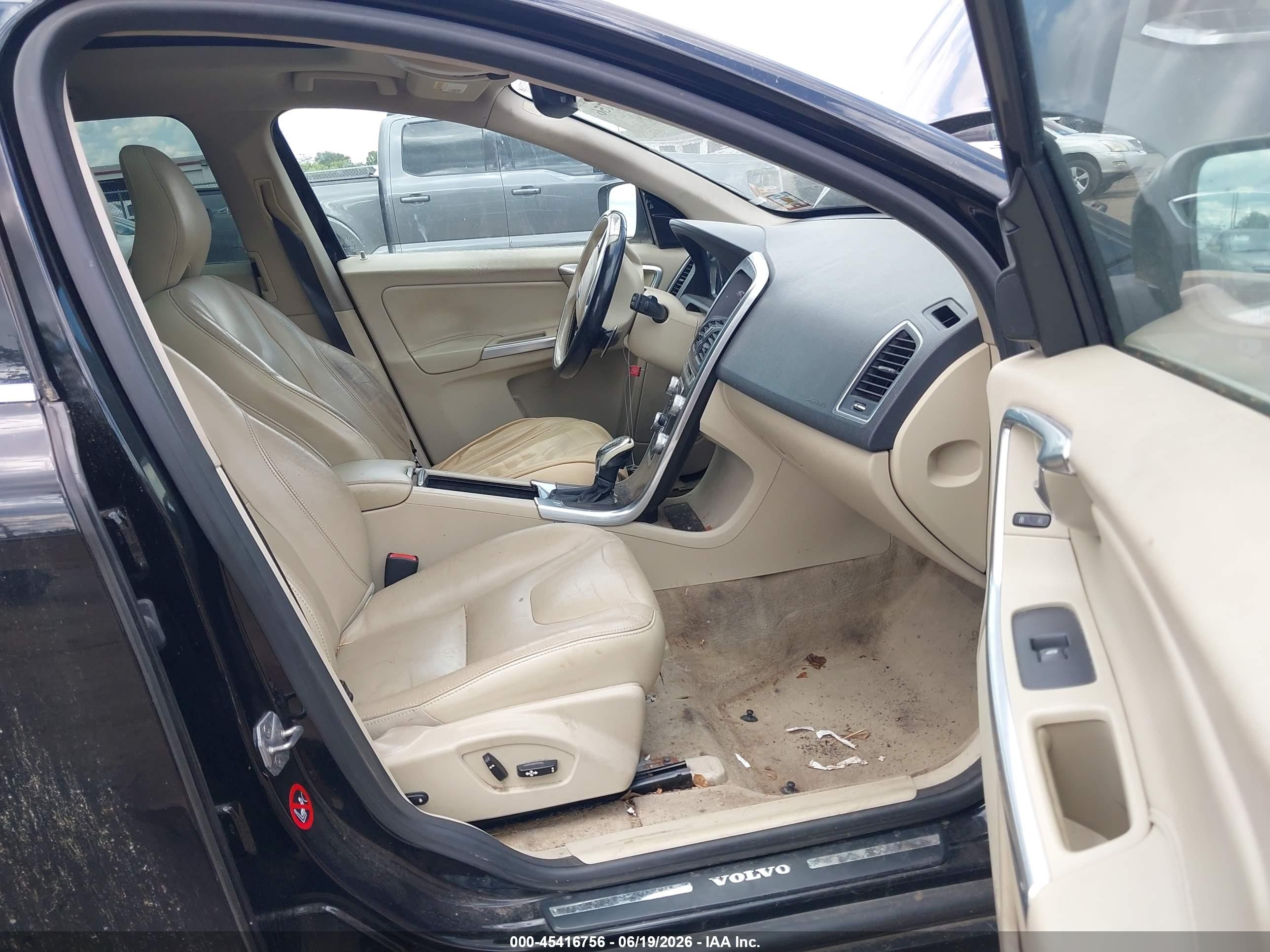 2015 Volvo Xc60 T6 Черный vin: YV4902RK2F2667315
