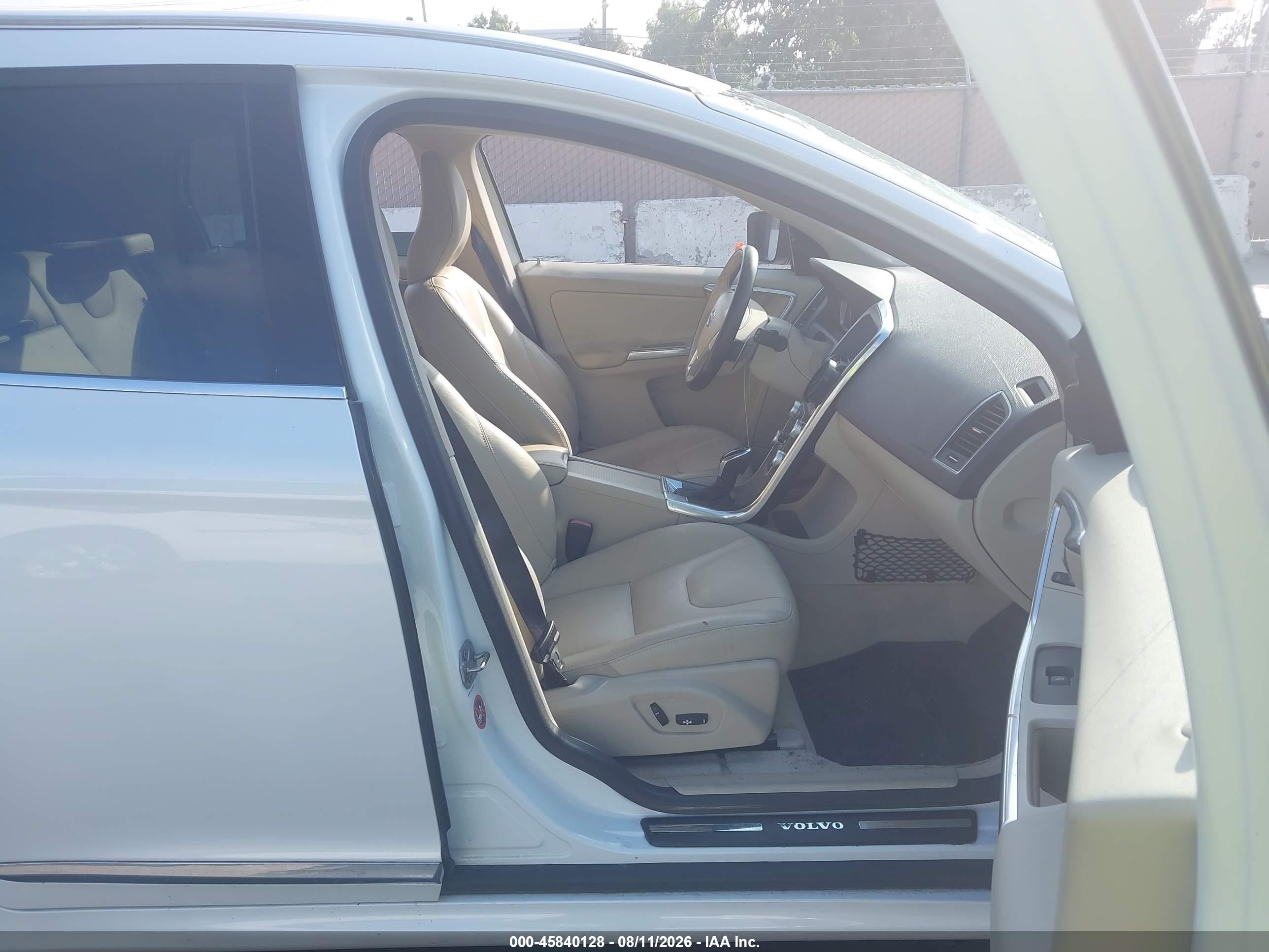 2015 Volvo Xc60 T6 White vin: YV4902RK8F2631046