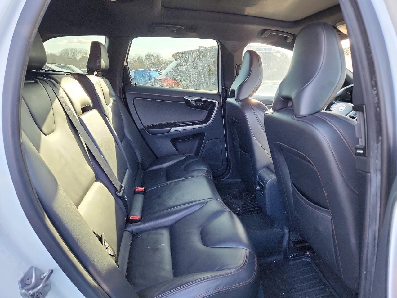 2015 Volvo Xc60 T6 Platinum White vin: YV4902RMXF2675650