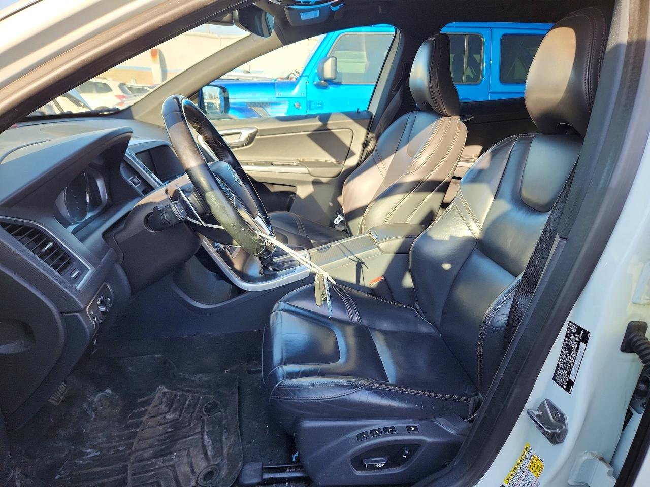 2015 Volvo Xc60 T6 Platinum White vin: YV4902RMXF2675650